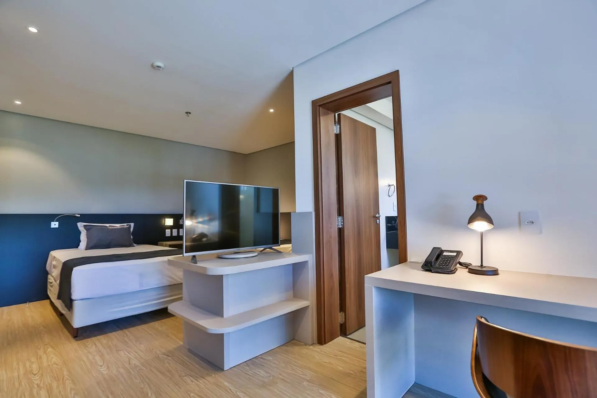 TV and multimedia, Bed in Quality Hotel Blumenau