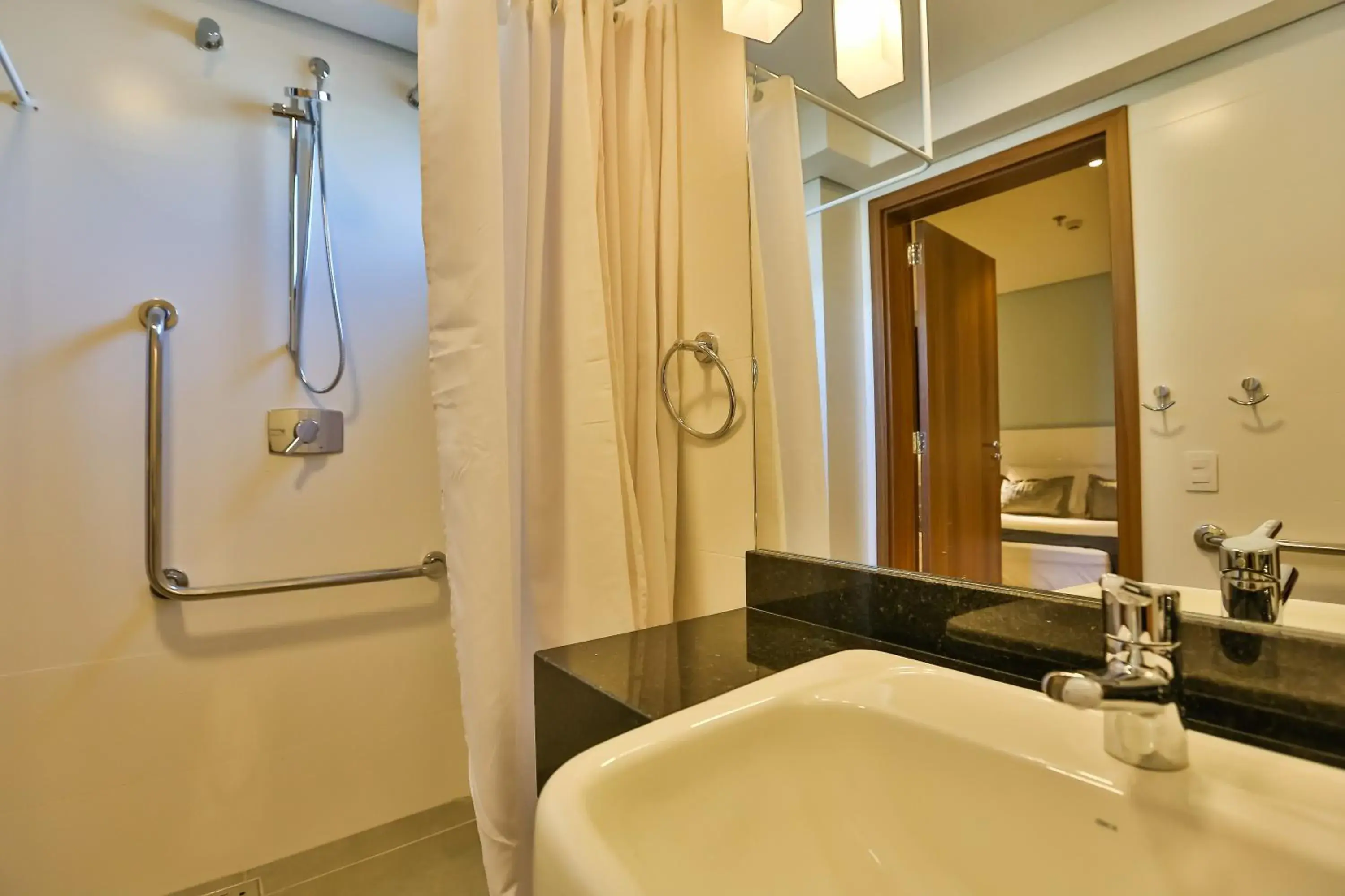 Queen Room - Disability Access in Quality Hotel Blumenau Queen Room - Disability Access in Quality Hotel Blumenau