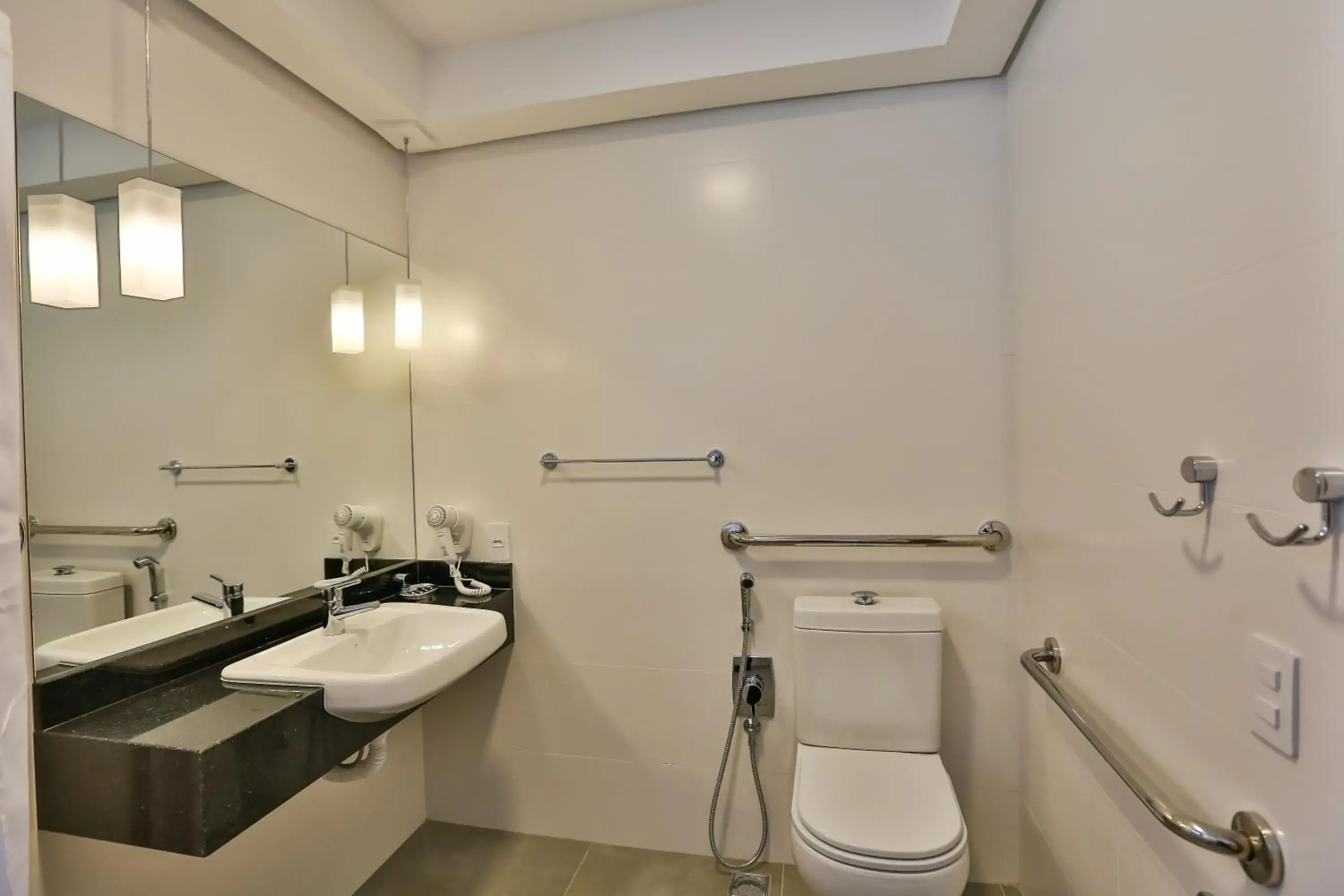 Queen Room - Disability Access in Quality Hotel Blumenau Queen Room - Disability Access in Quality Hotel Blumenau