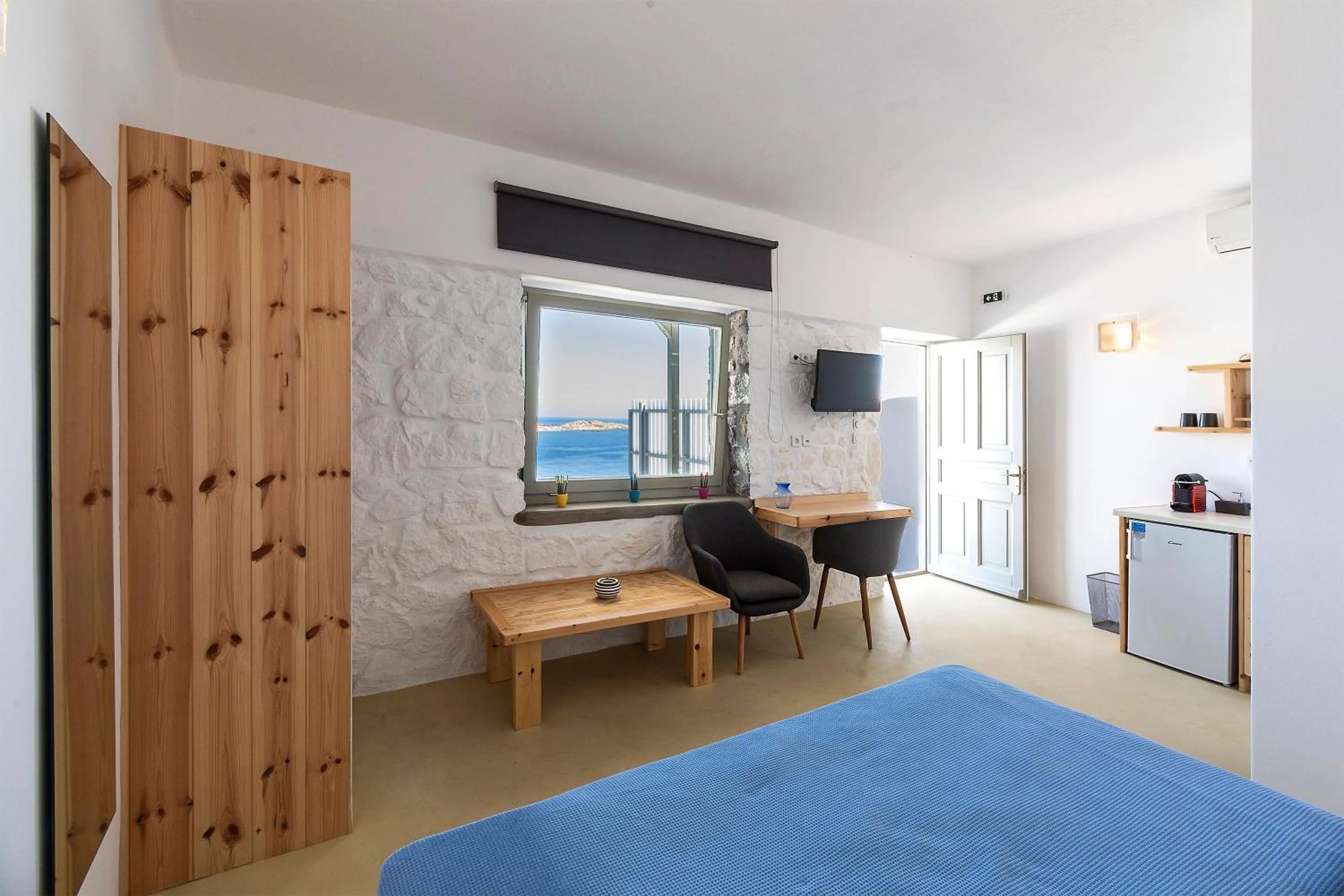 Photo of the whole room, Bed in Mykonos Azure