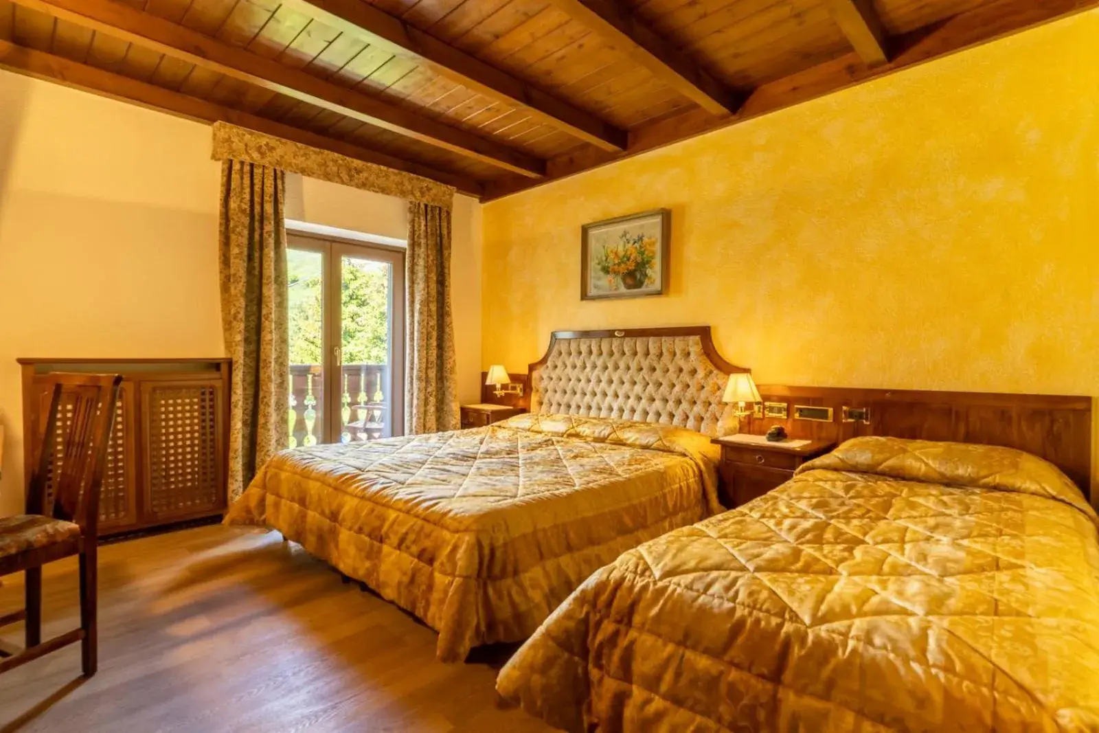 Deluxe Triple Room in Hotel Des Alpes Deluxe Triple Room in Hotel Des Alpes