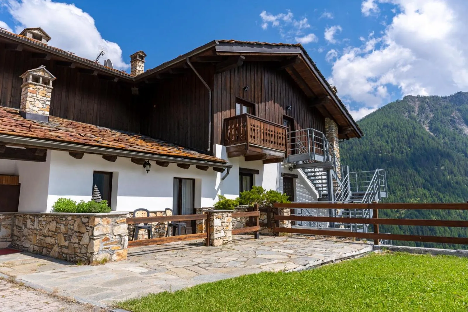 Property building in Hotel Des Alpes