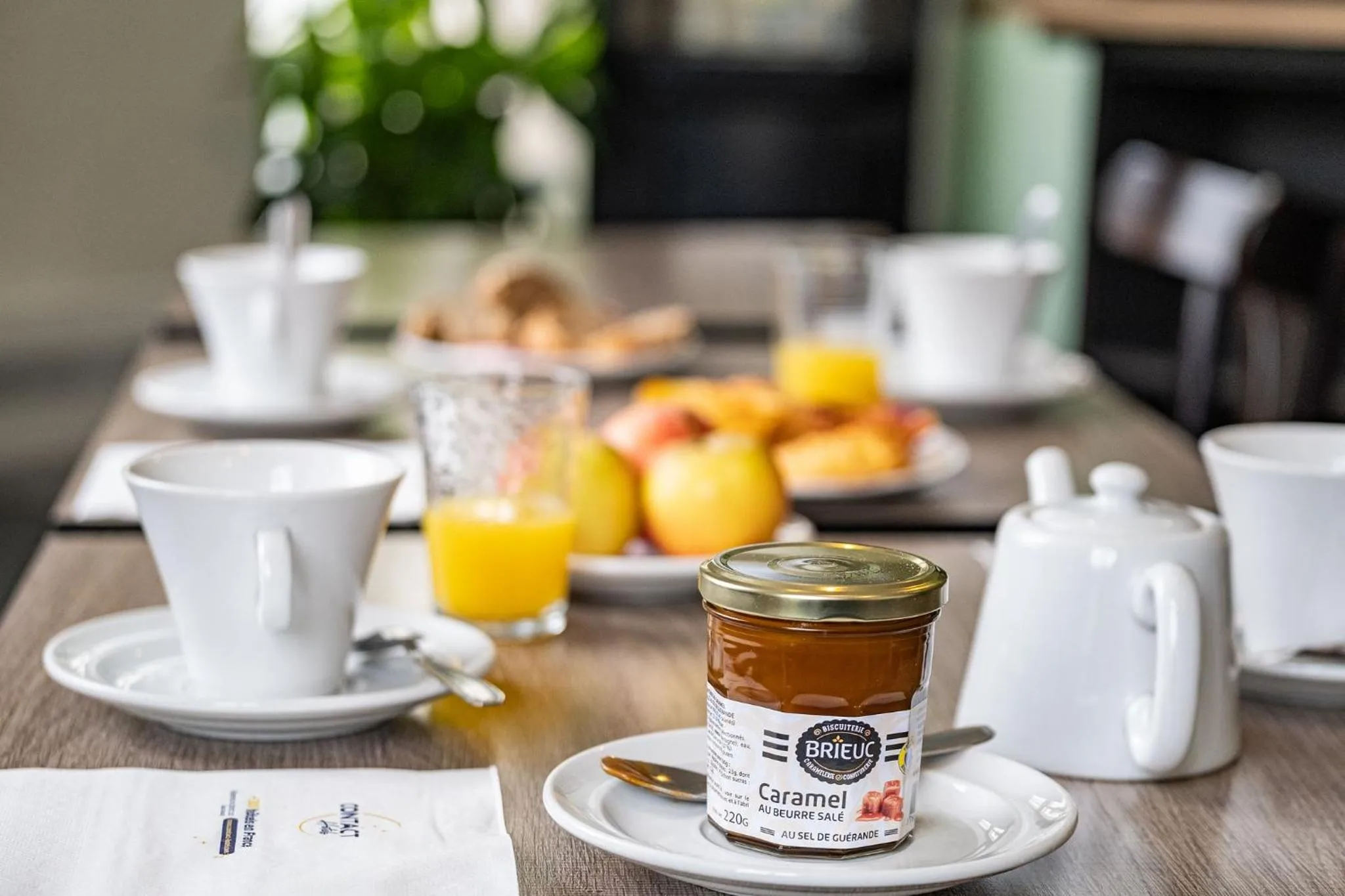 Breakfast in Contact Hôtel du Champ de Mars de Saint-Brieuc