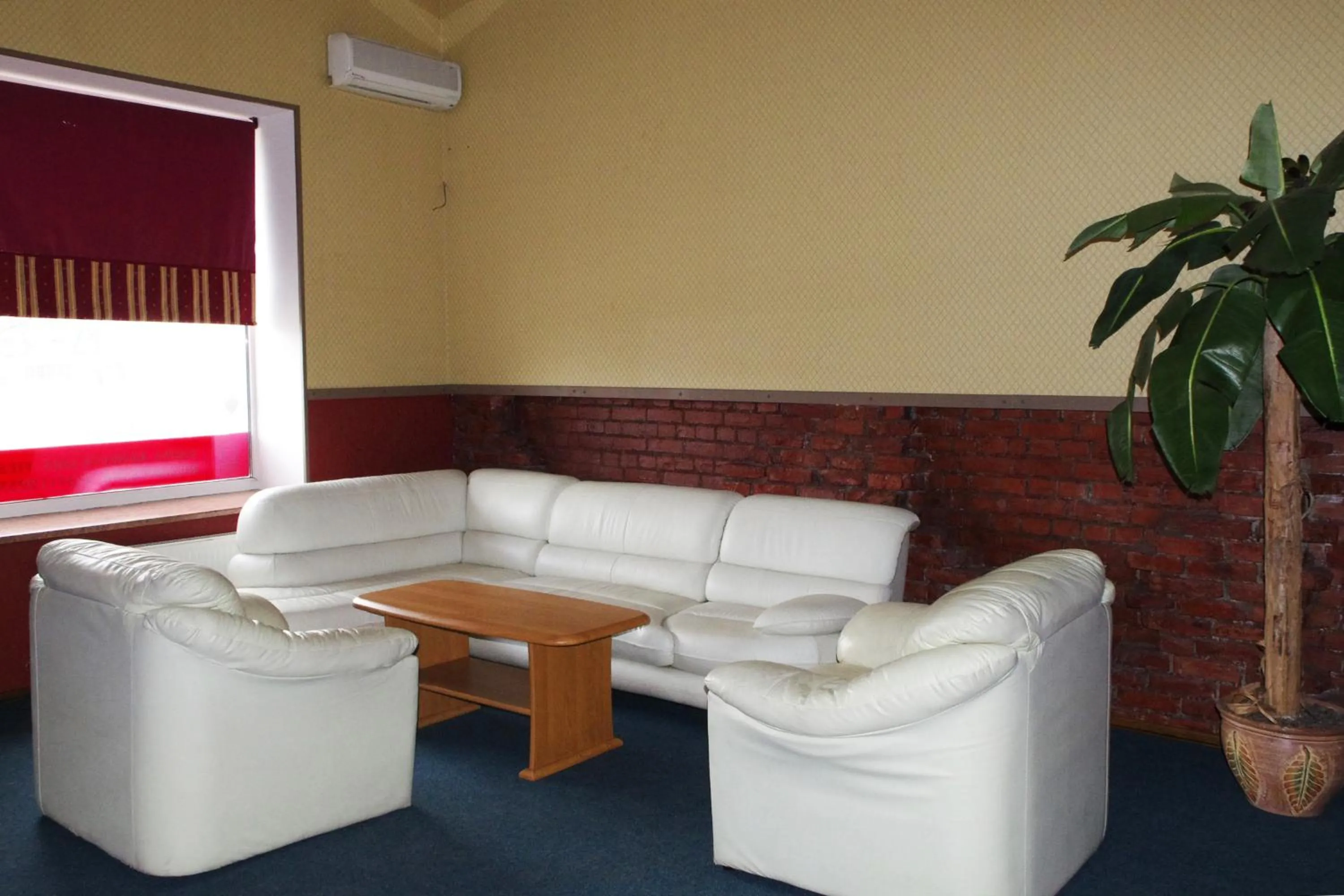 Communal lounge/ TV room in Hotel Erfolg