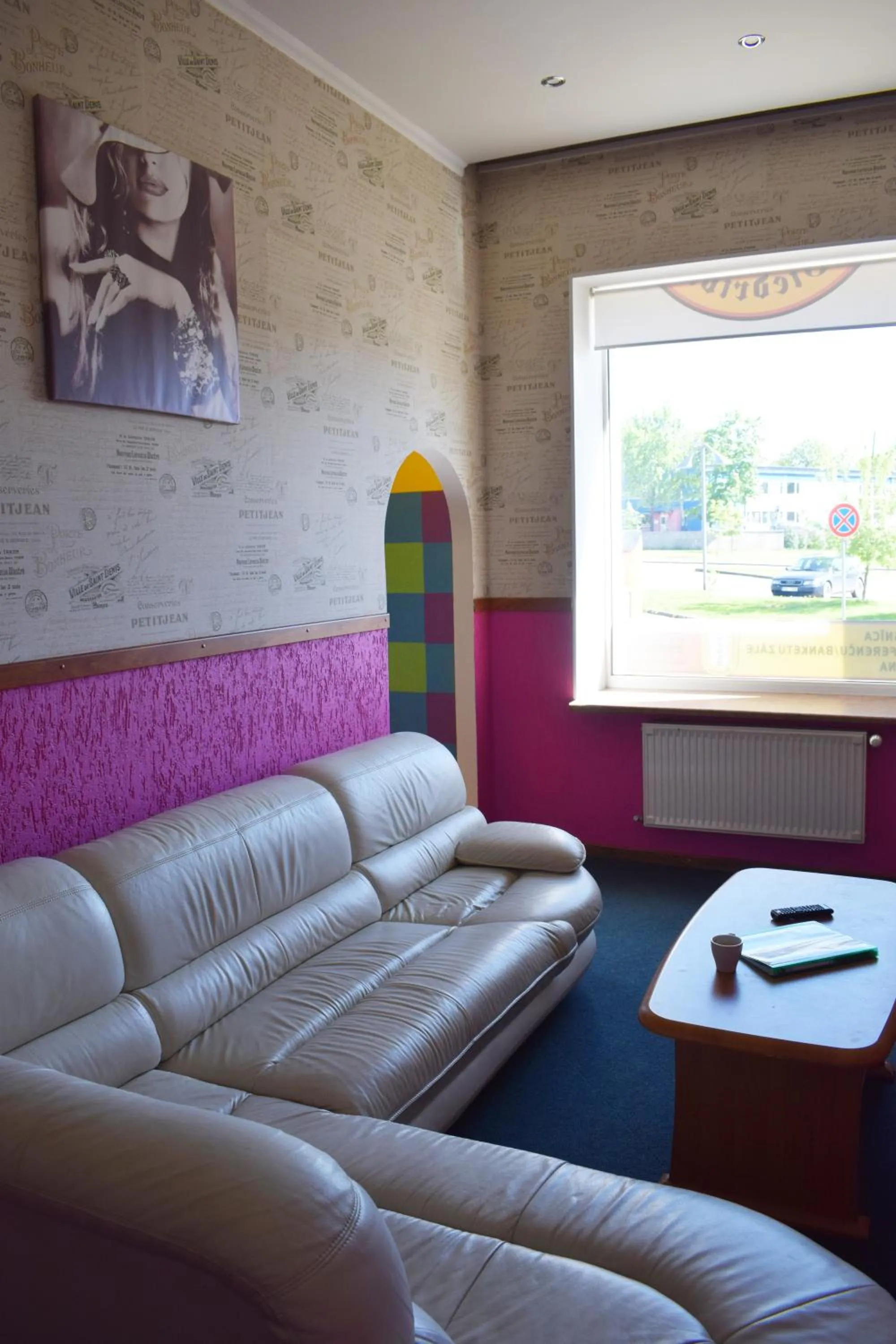 Communal lounge/ TV room in Hotel Erfolg