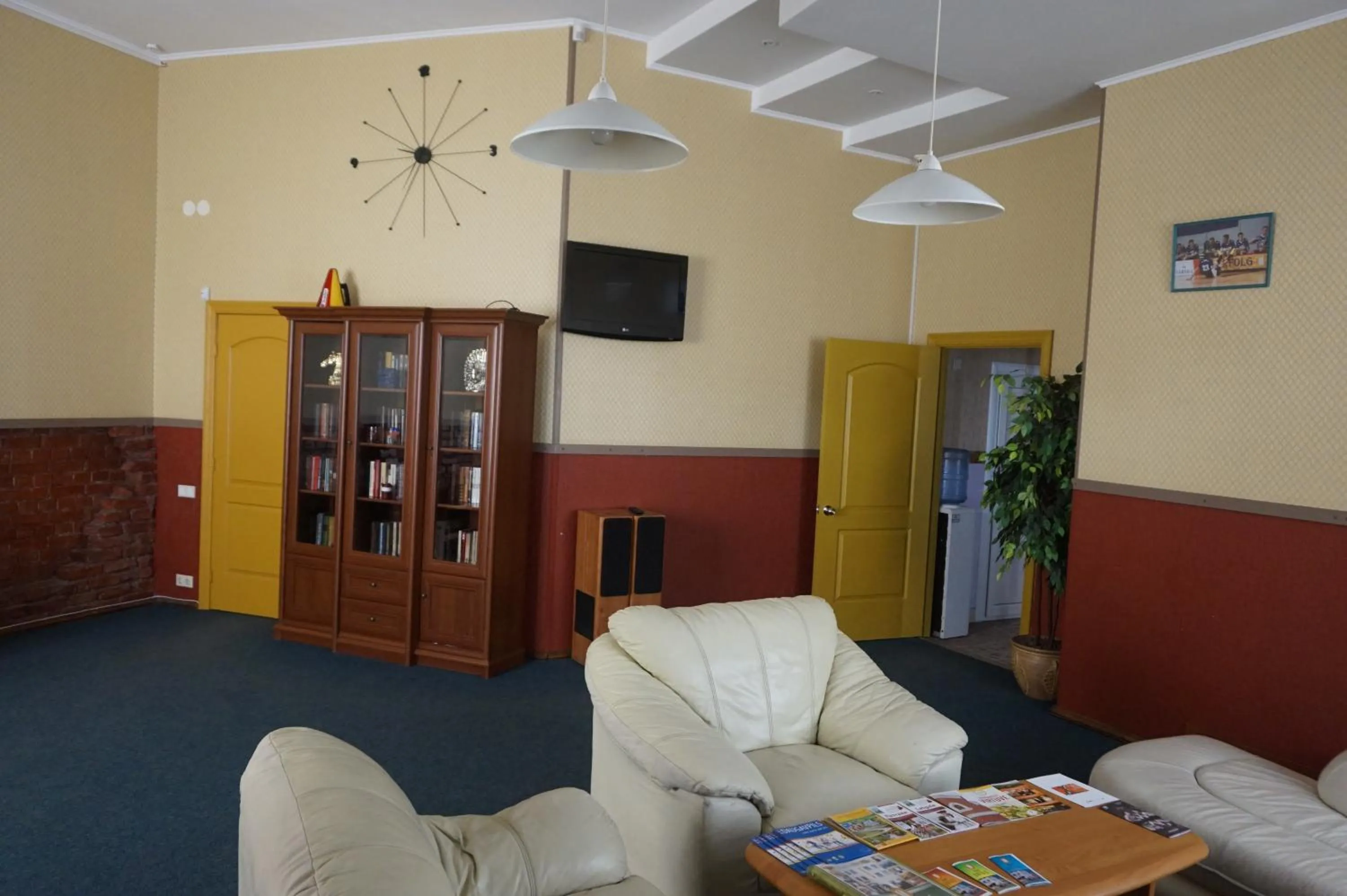 Communal lounge/ TV room in Hotel Erfolg