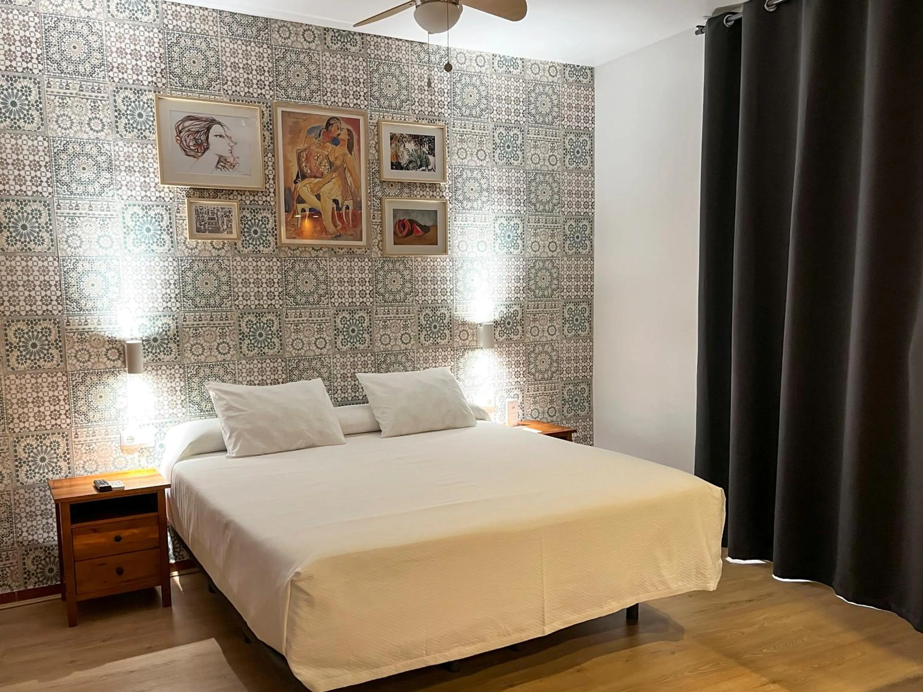 Inner courtyard view, Bed in Beatriz Charming Hostal