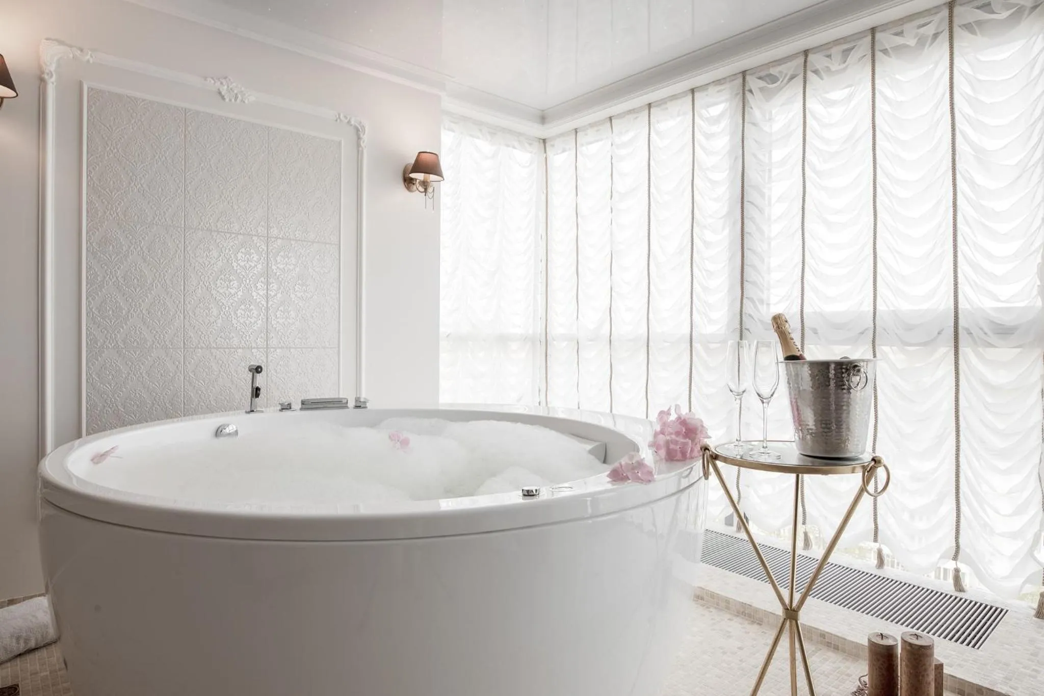 President Jacuzzi Apartment by LIUKSAI