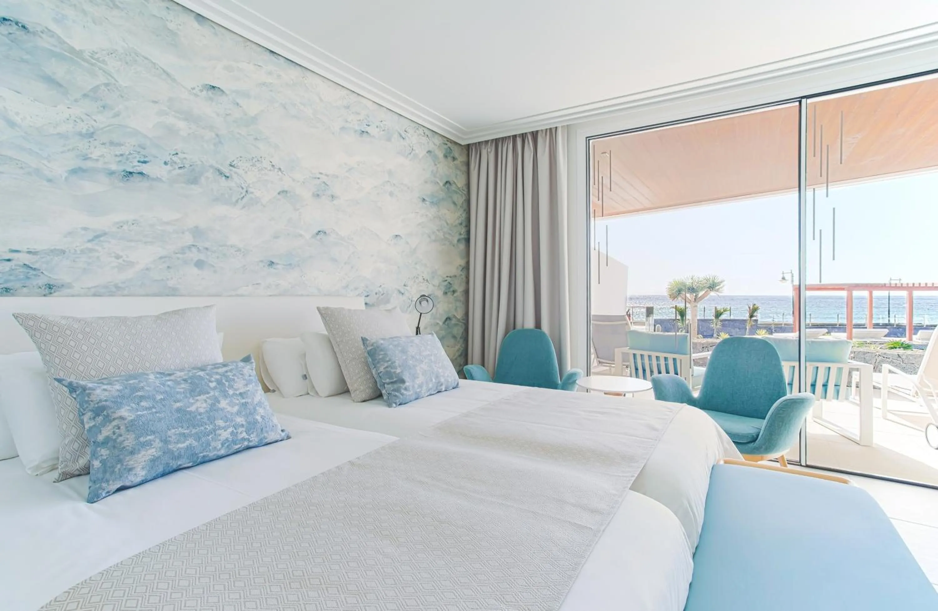 Shower, Bed in Hotel Lava Beach