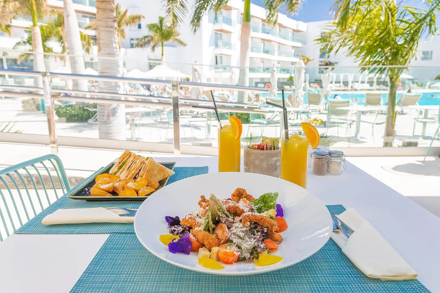 Restaurant/places to eat in Hotel Lava Beach