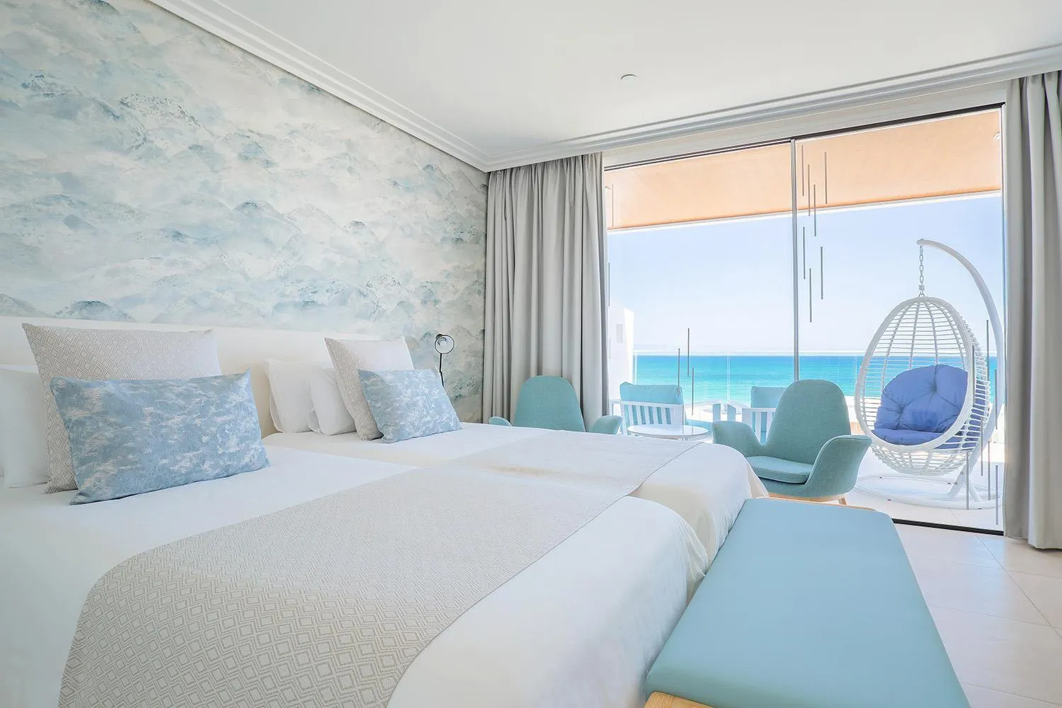 Shower, Bed in Hotel Lava Beach