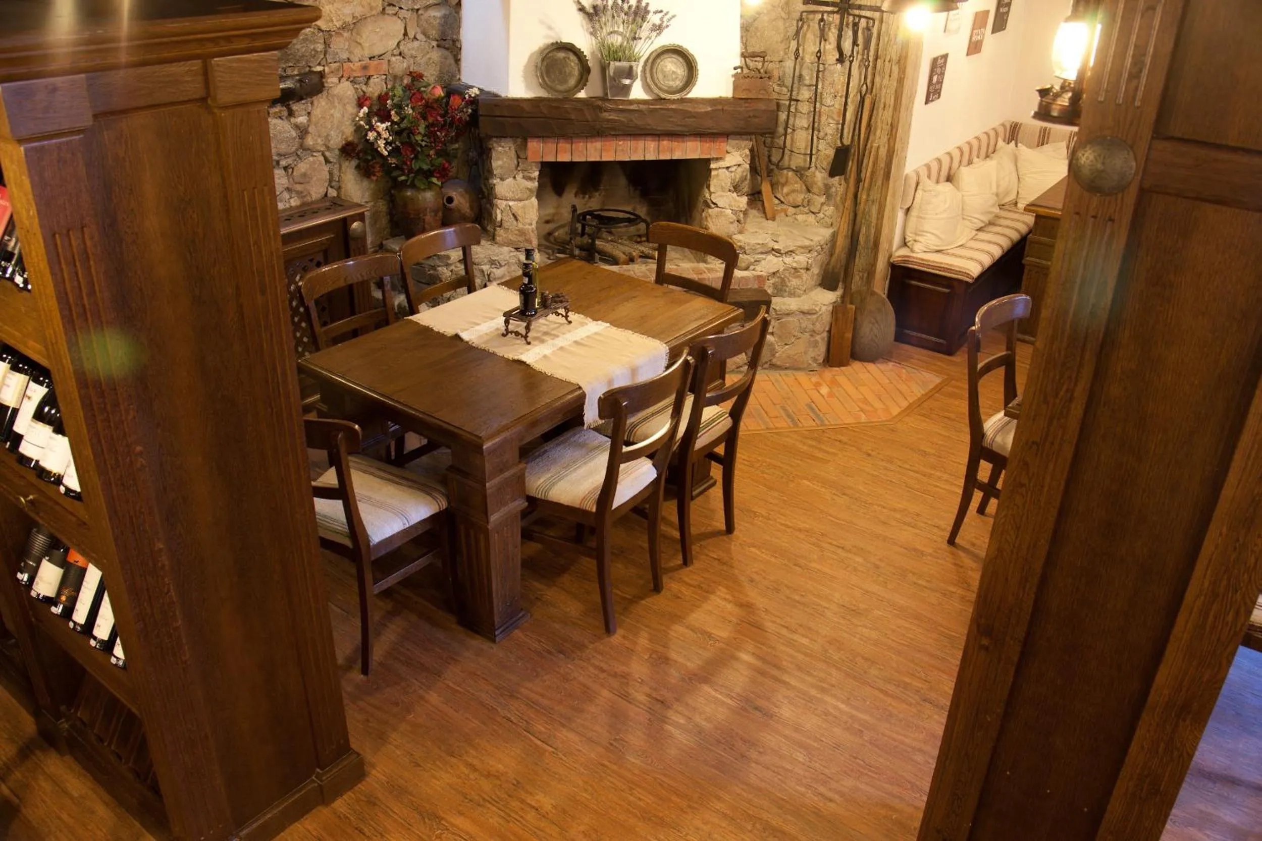 Restaurant/places to eat in Molerite Complex