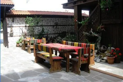 Restaurant/places to eat in Molerite Complex