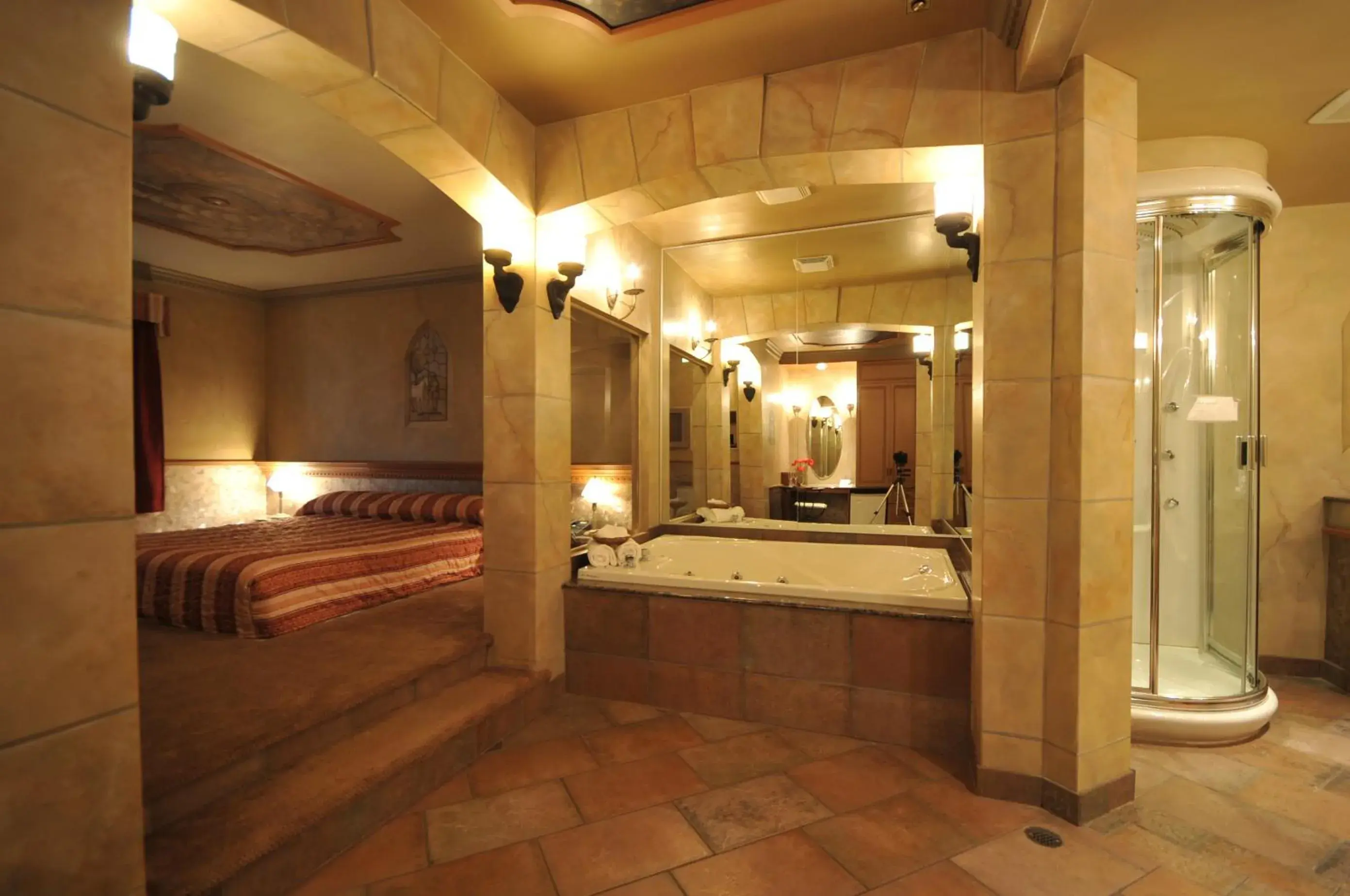 King Suite with Spa Bath in Motel Capri & Suites King Suite with Spa Bath in Motel Capri & Suites