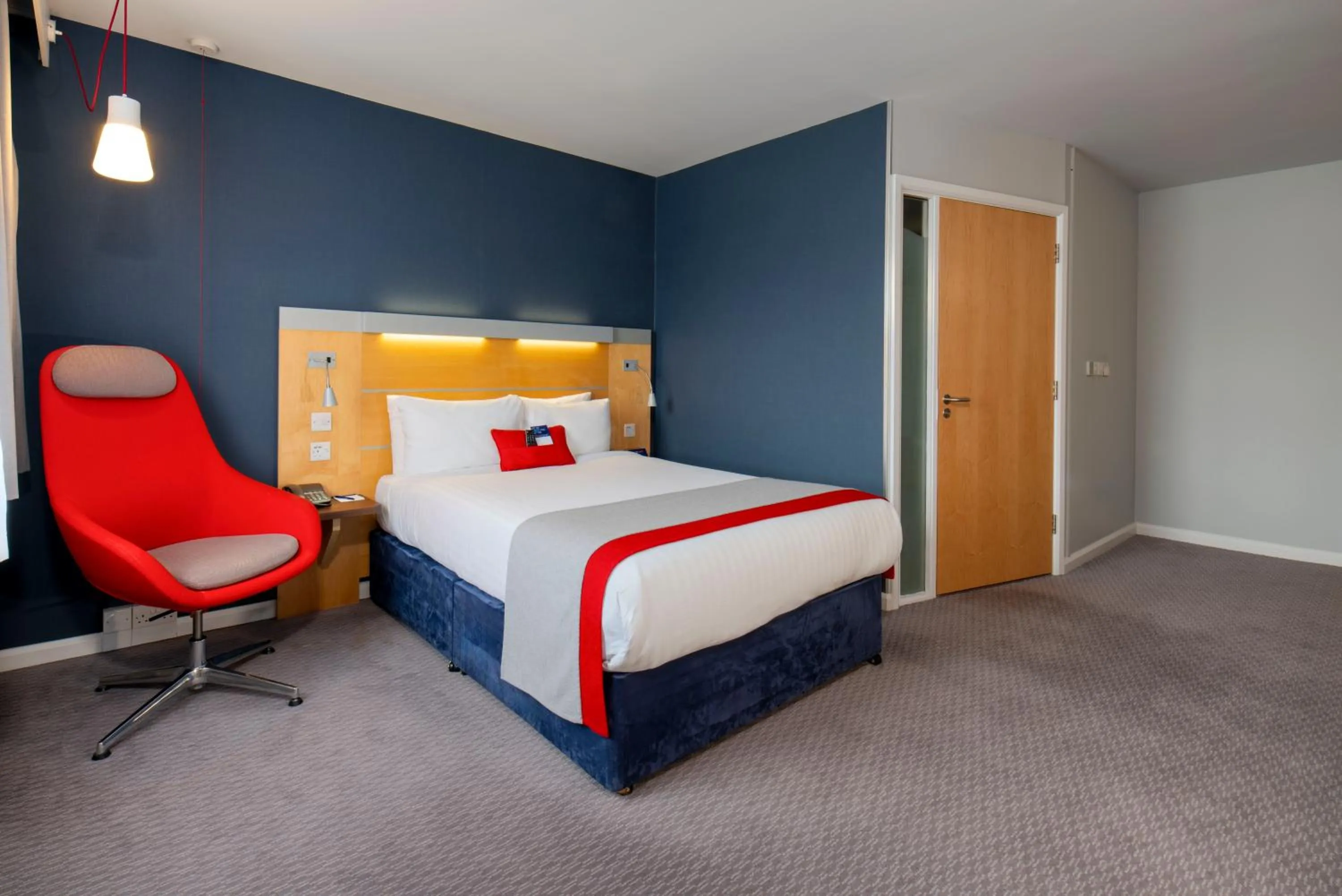 Photo of the whole room, Bed in Holiday Inn Express Antrim by IHG