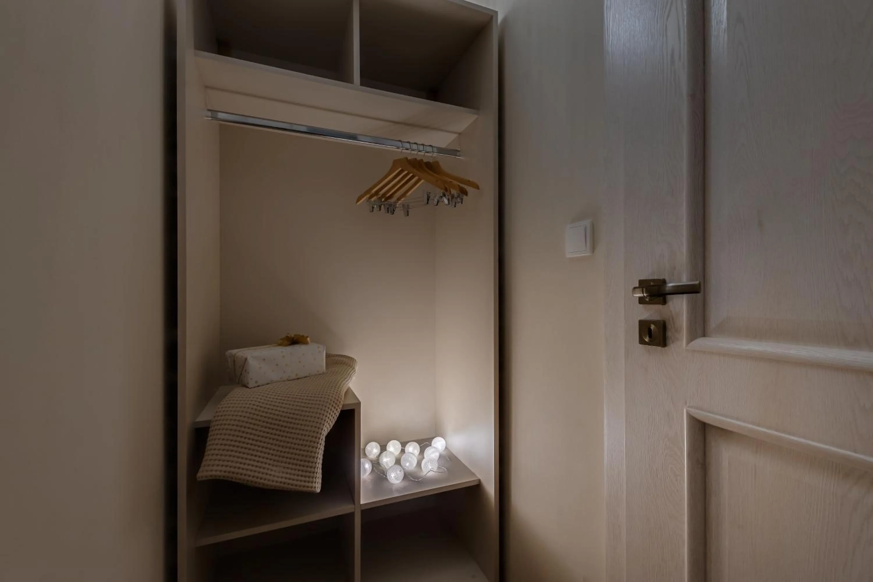 wardrobe, Bed in Louren Apartments
