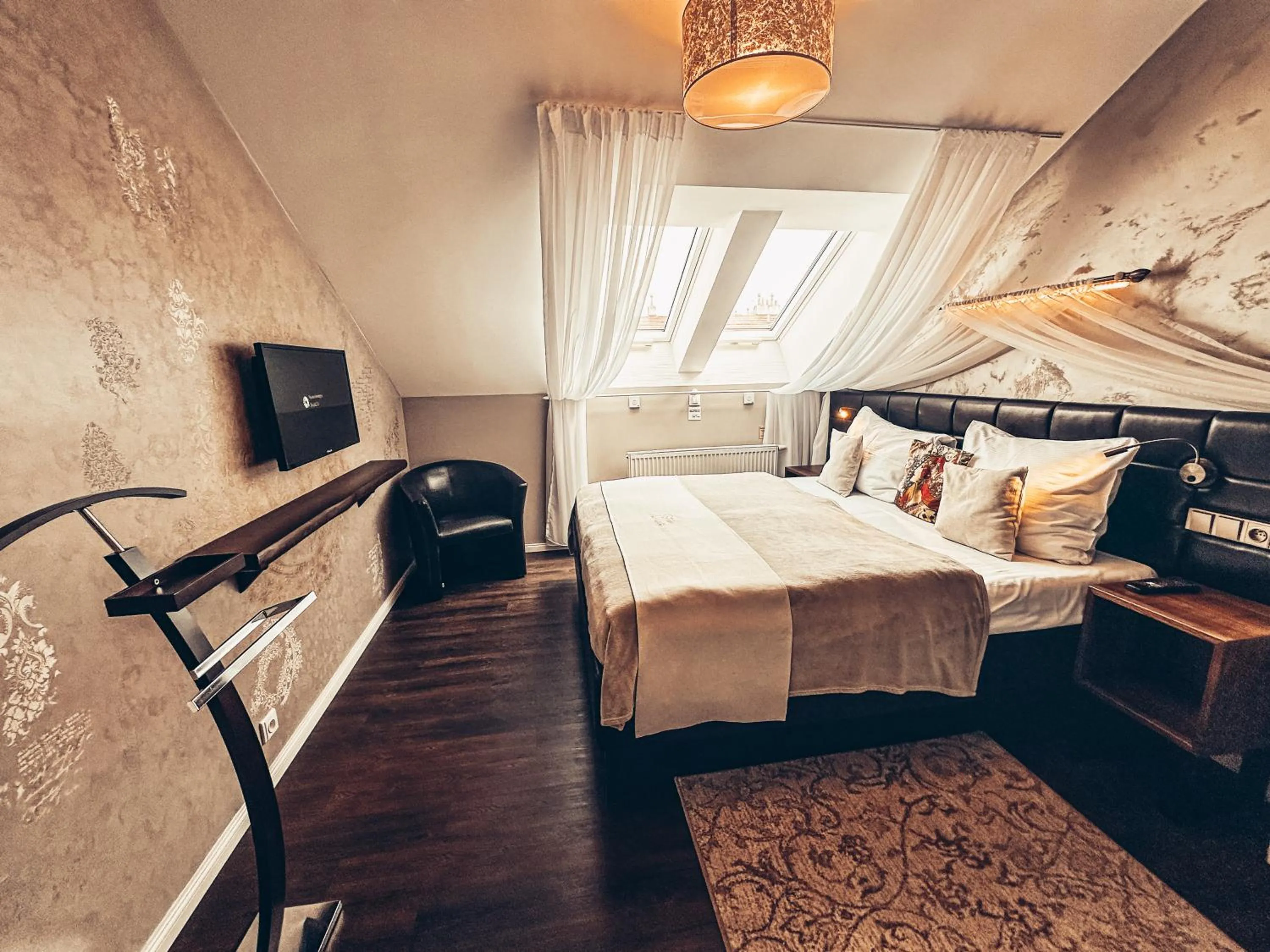 Communal lounge/ TV room, Bed in Alfons Boutique Hotel