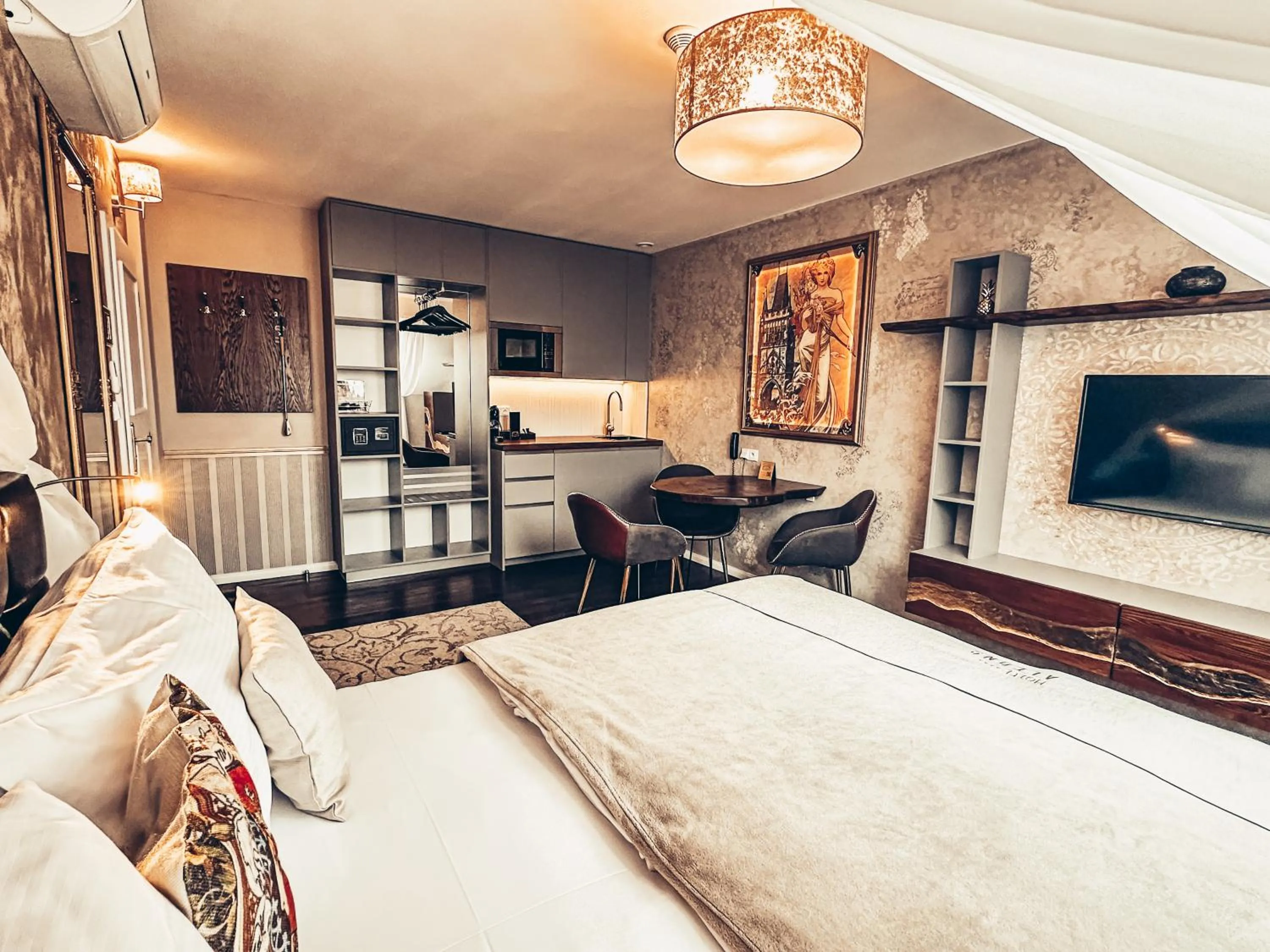 Bed in Alfons Boutique Hotel