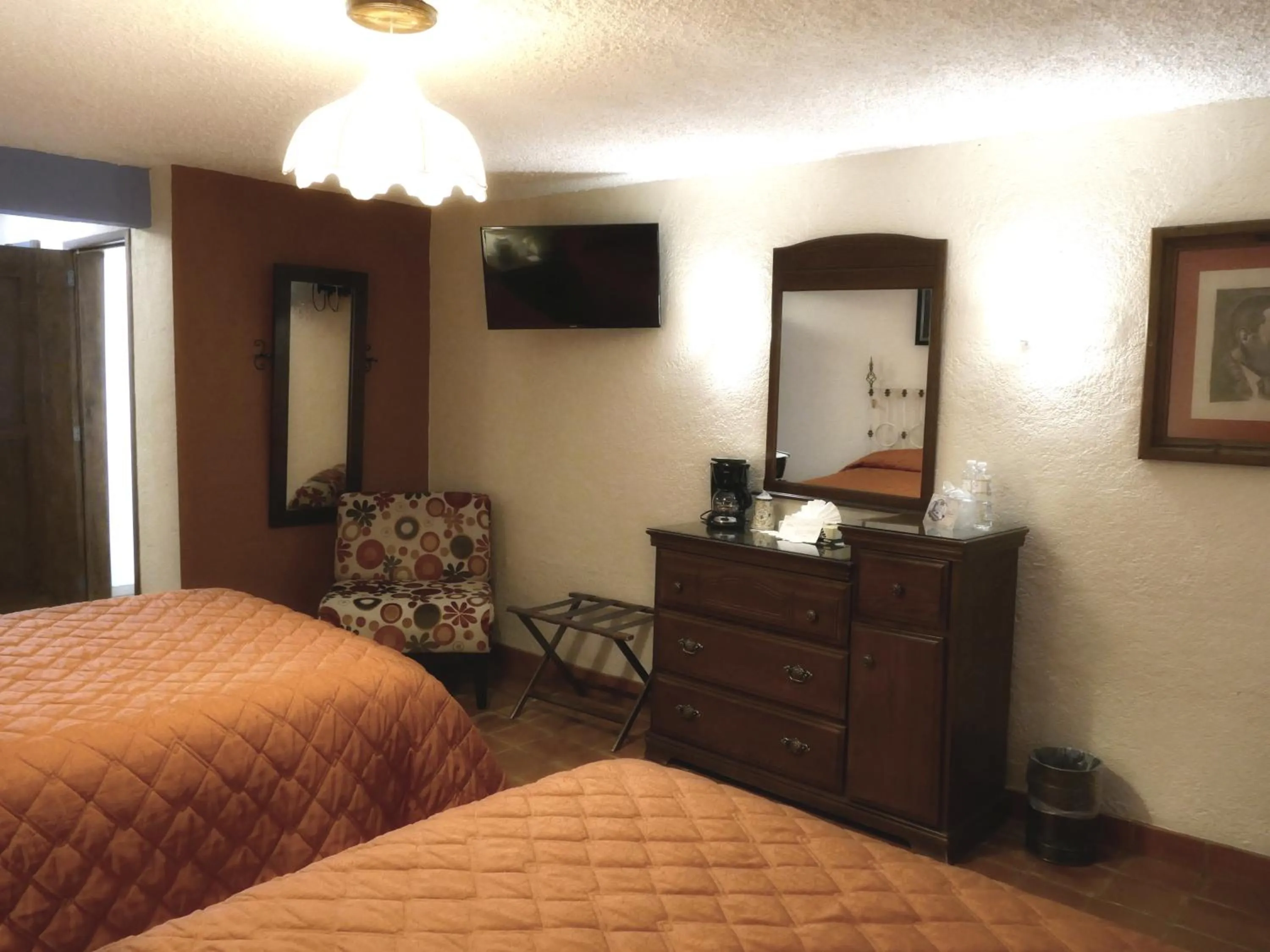 Photo of the whole room in El Meson de los Poetas