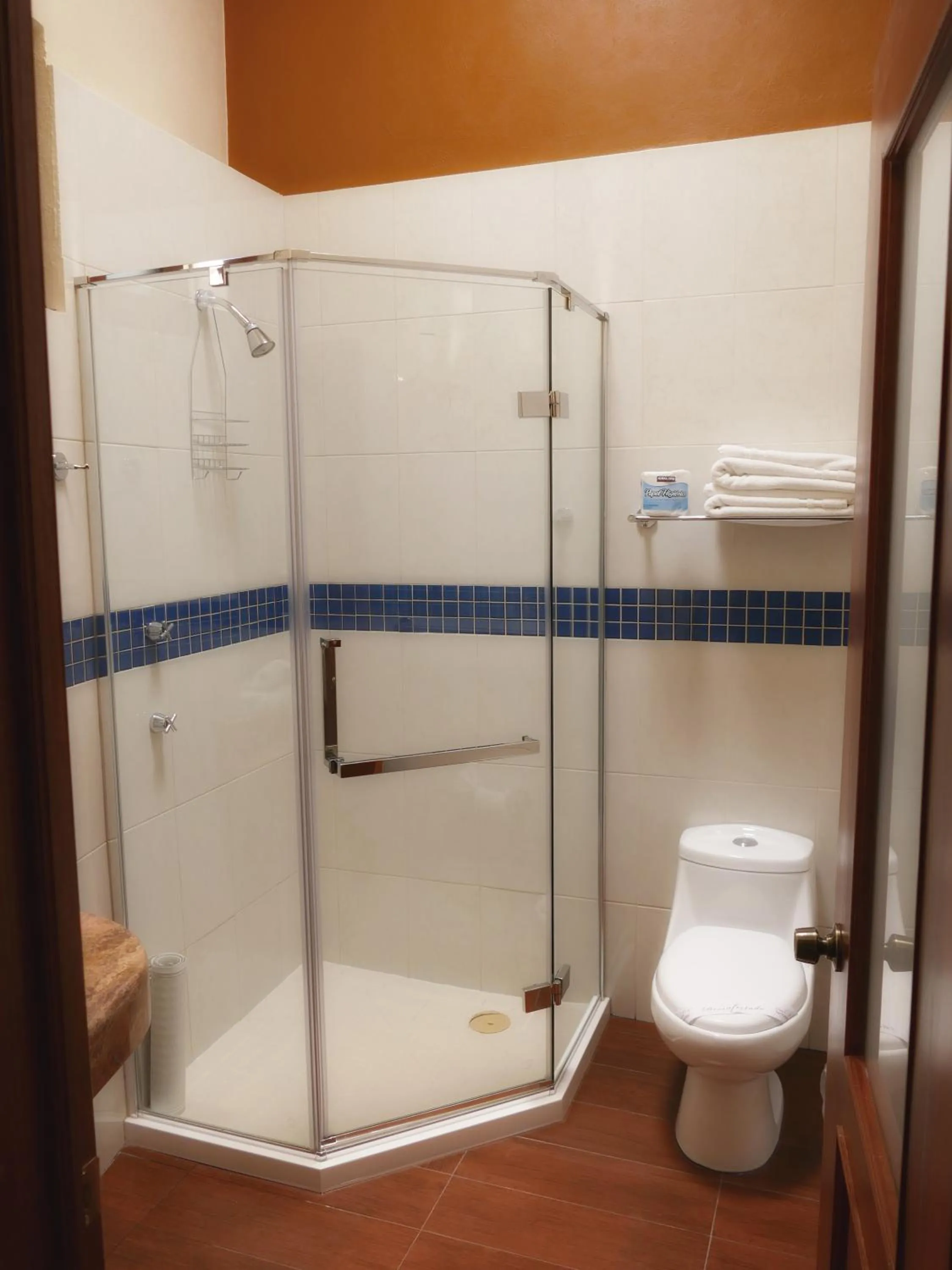 Bathroom in El Meson de los Poetas