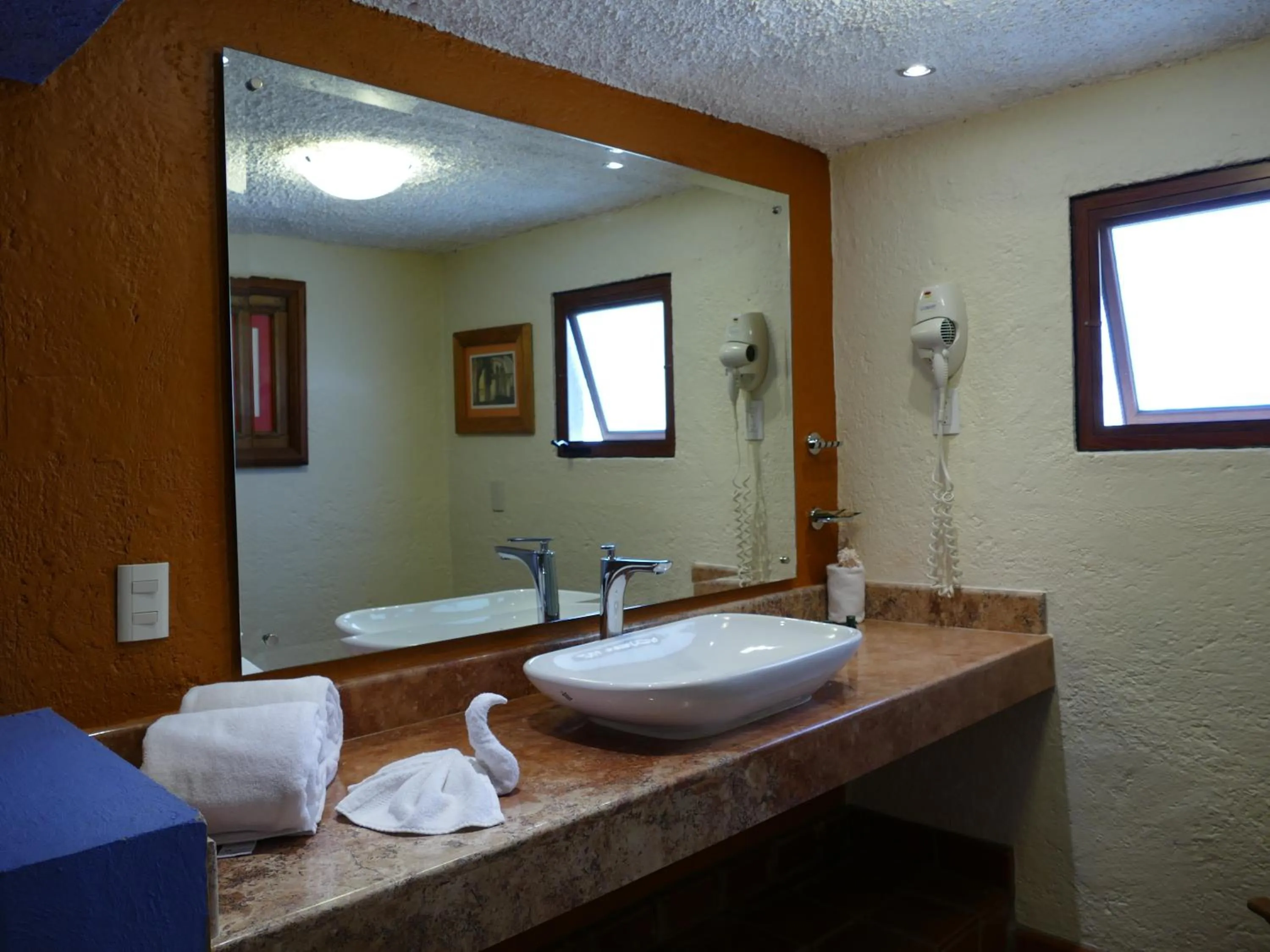 Bathroom in El Meson de los Poetas