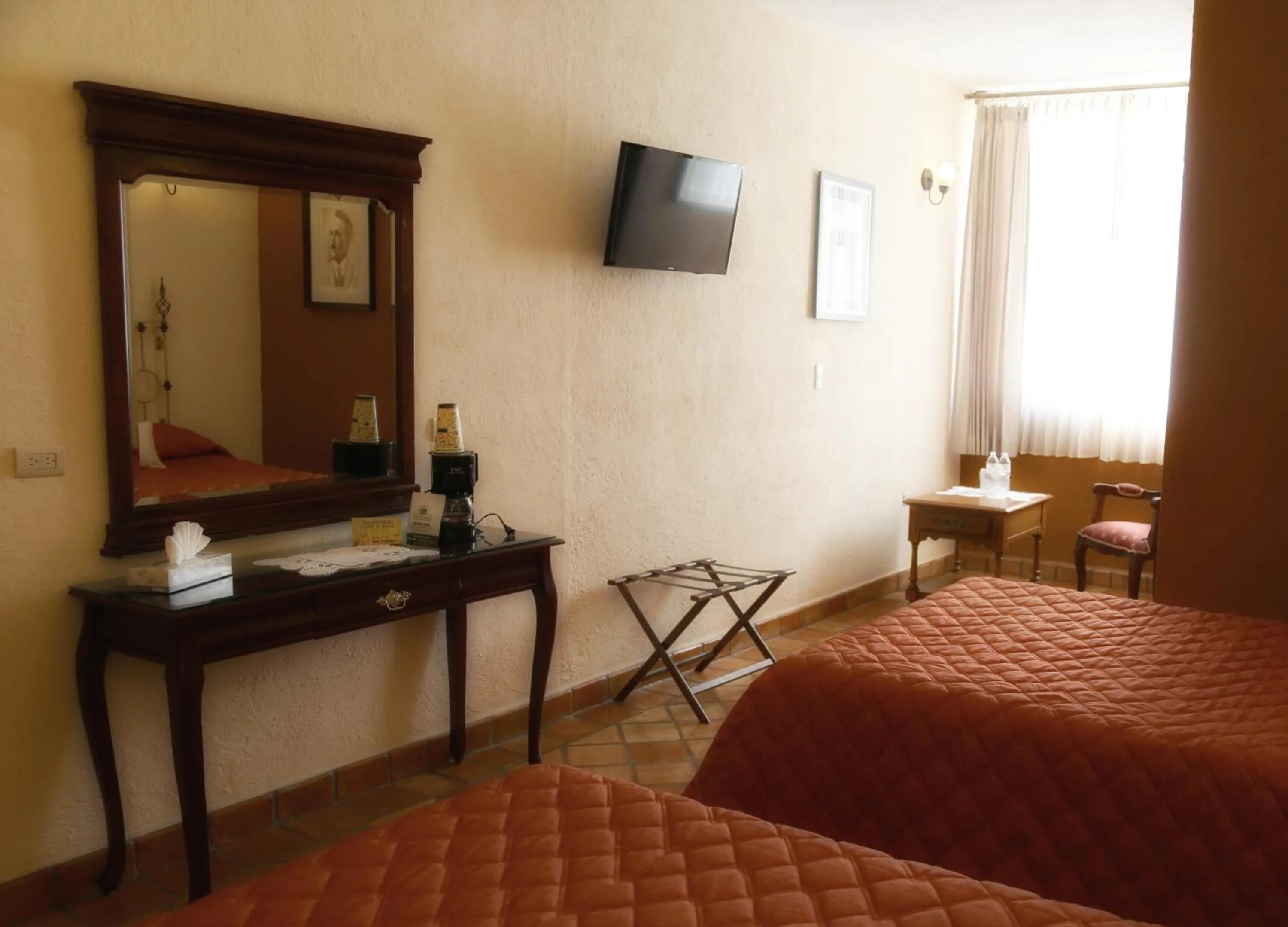 Coffee/tea facilities in El Meson de los Poetas