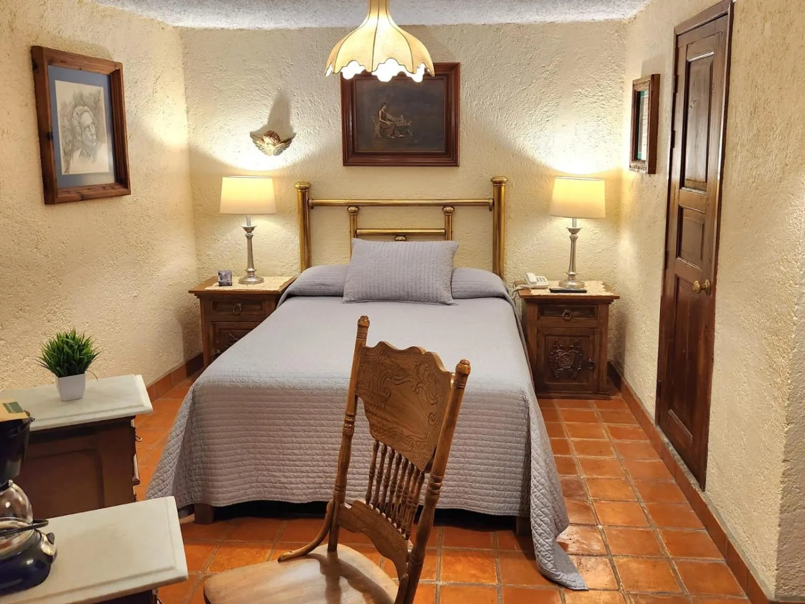 Bed in El Meson de los Poetas