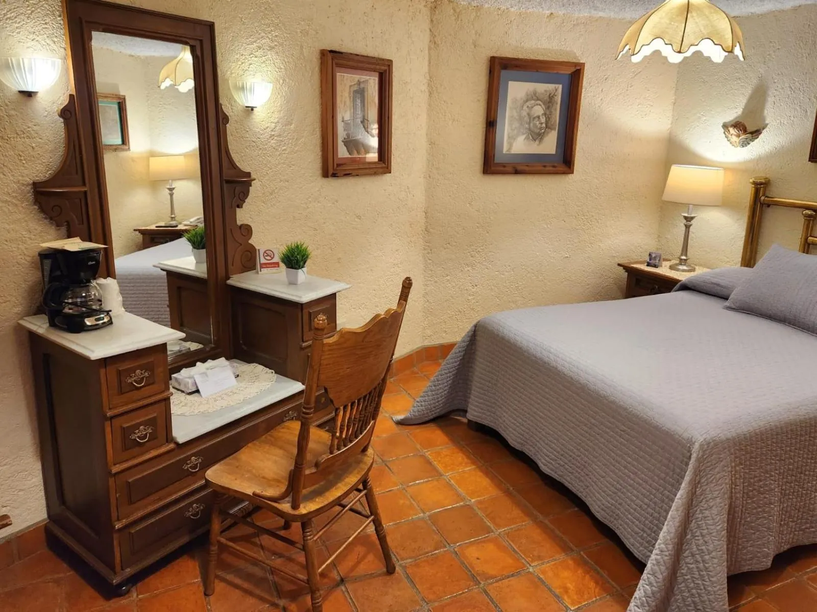 Bed in El Meson de los Poetas