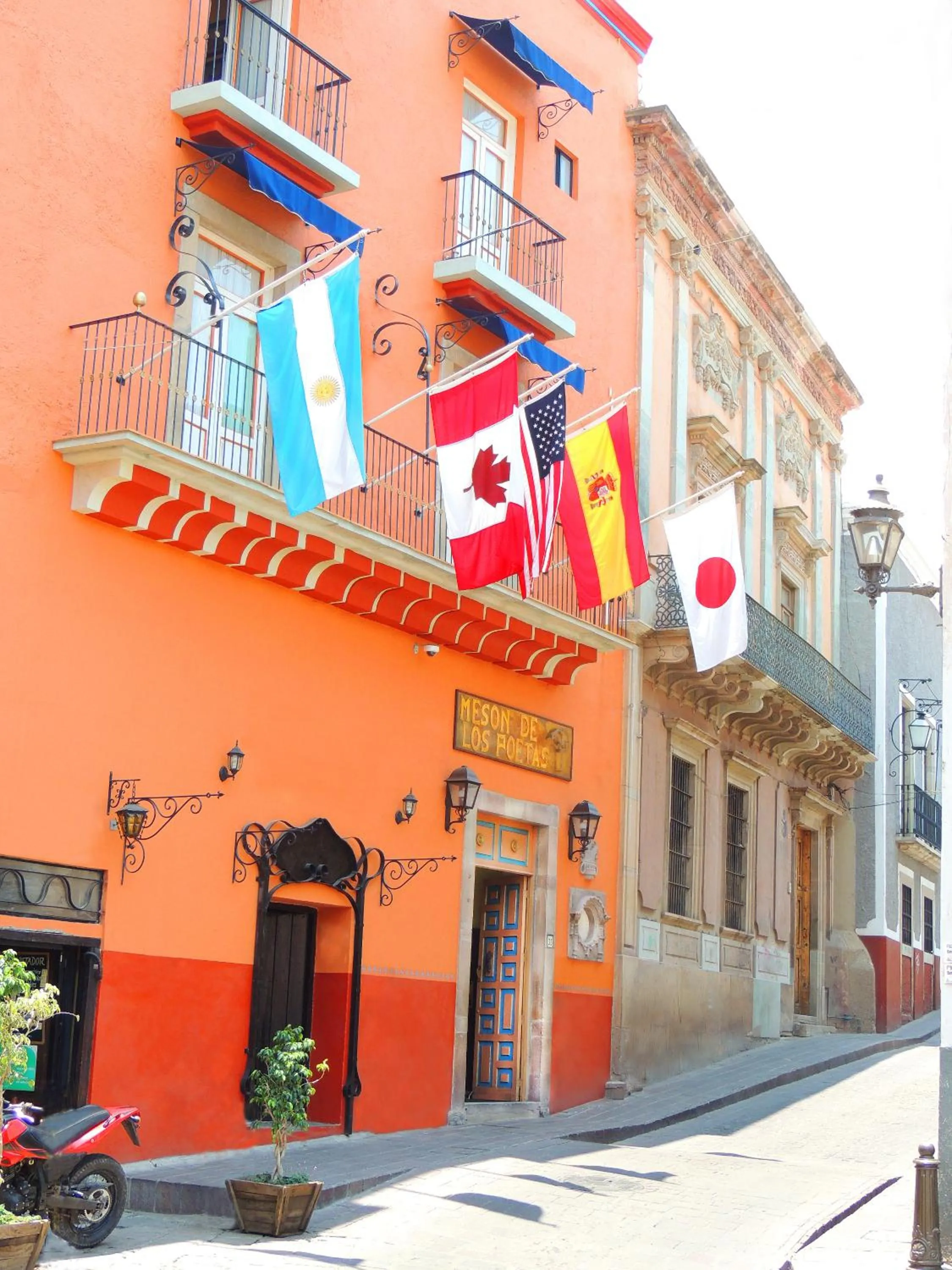 Facade/entrance in El Meson de los Poetas