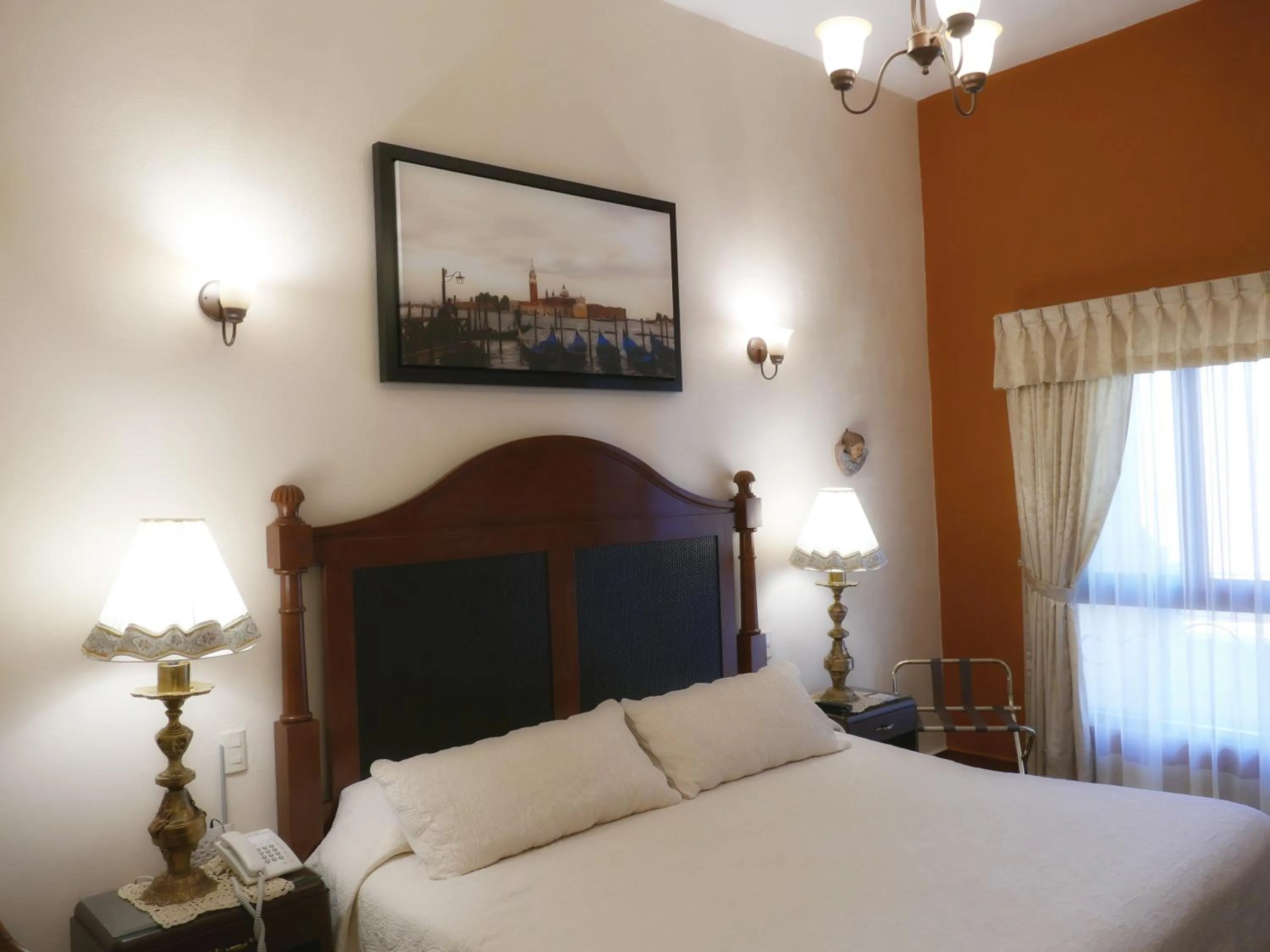 Photo of the whole room, Bed in El Meson de los Poetas