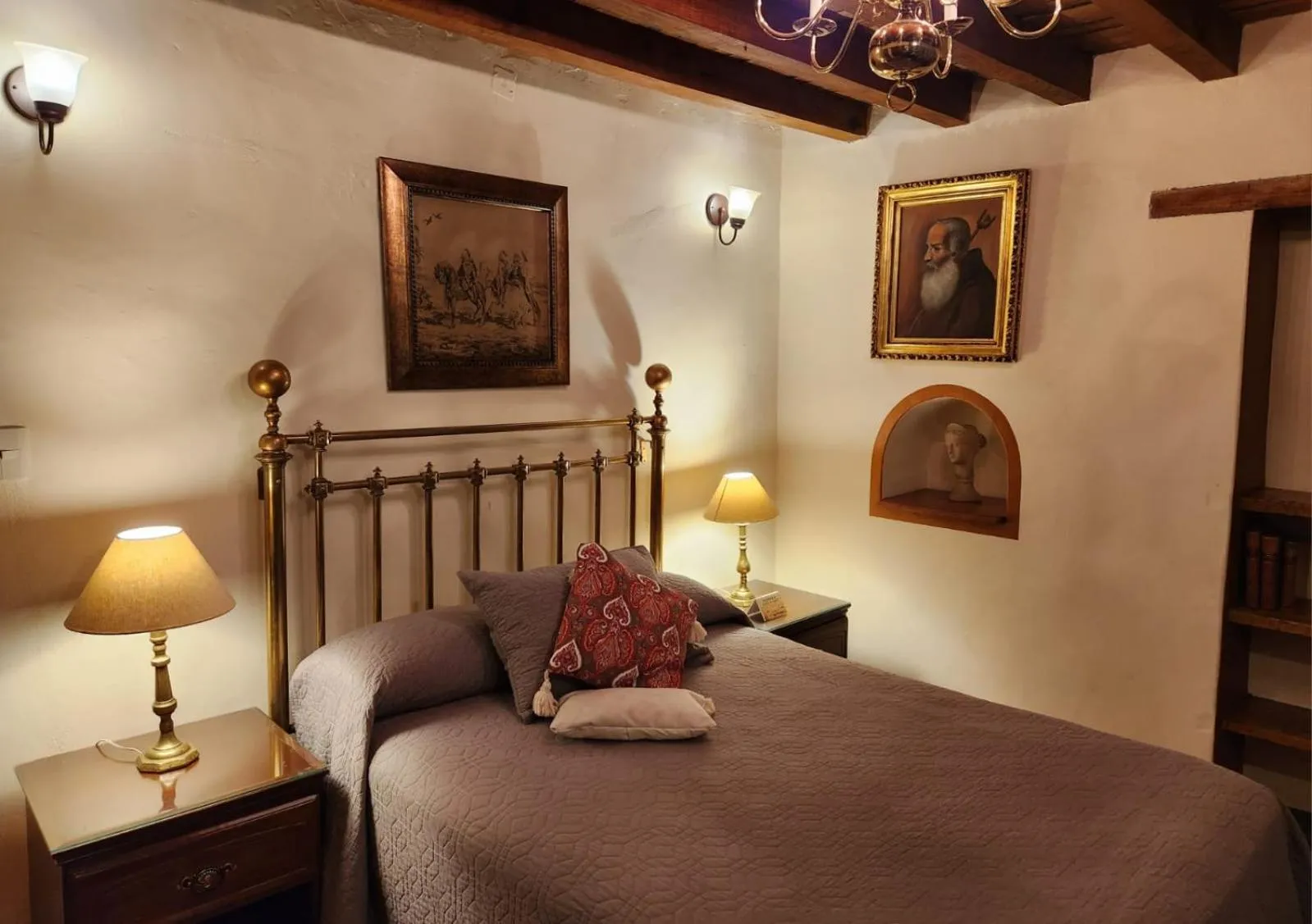 Bed in El Meson de los Poetas