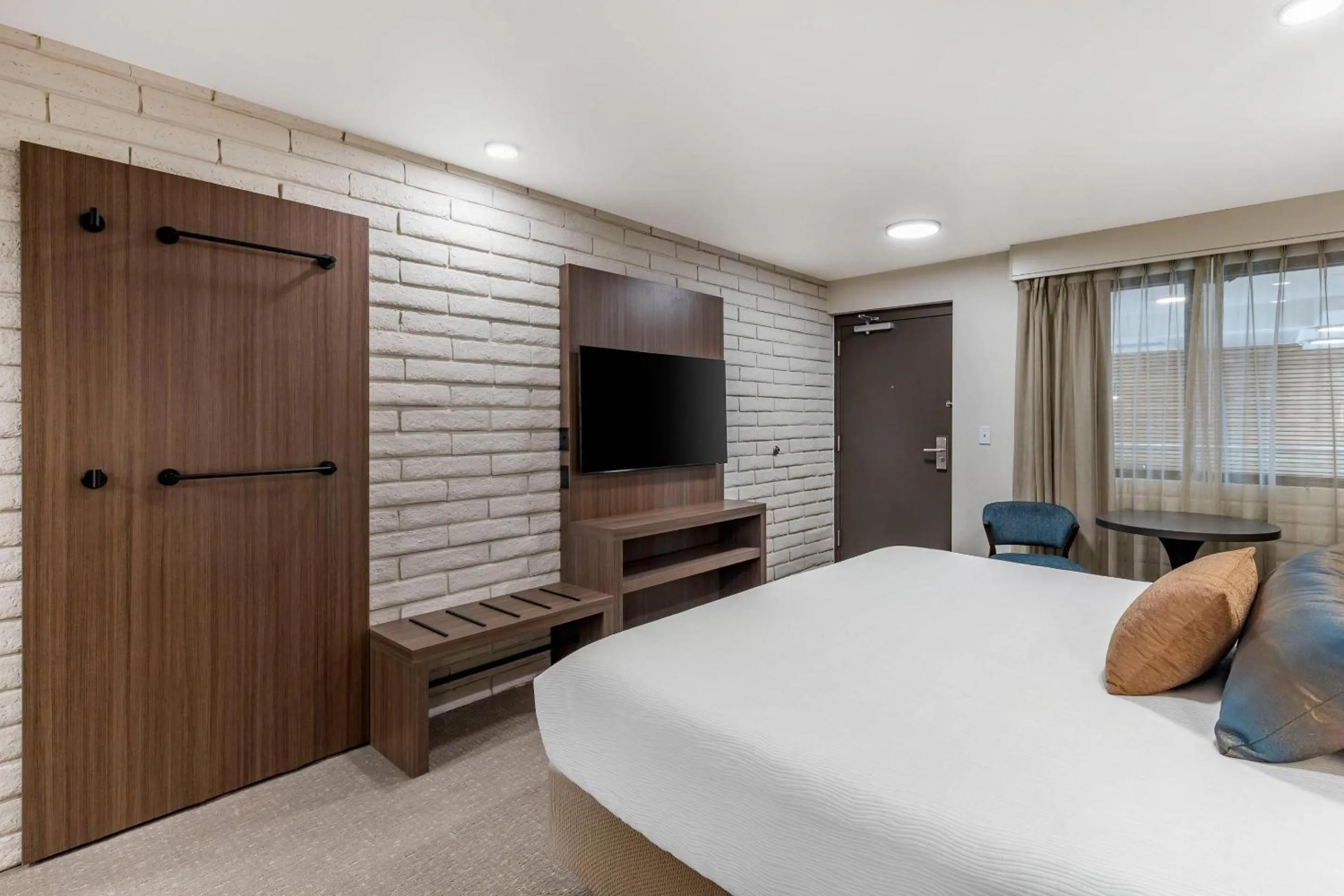 Bedroom, Bed in The Gibson Hotel Great Falls, an Ascend Collection Hotel