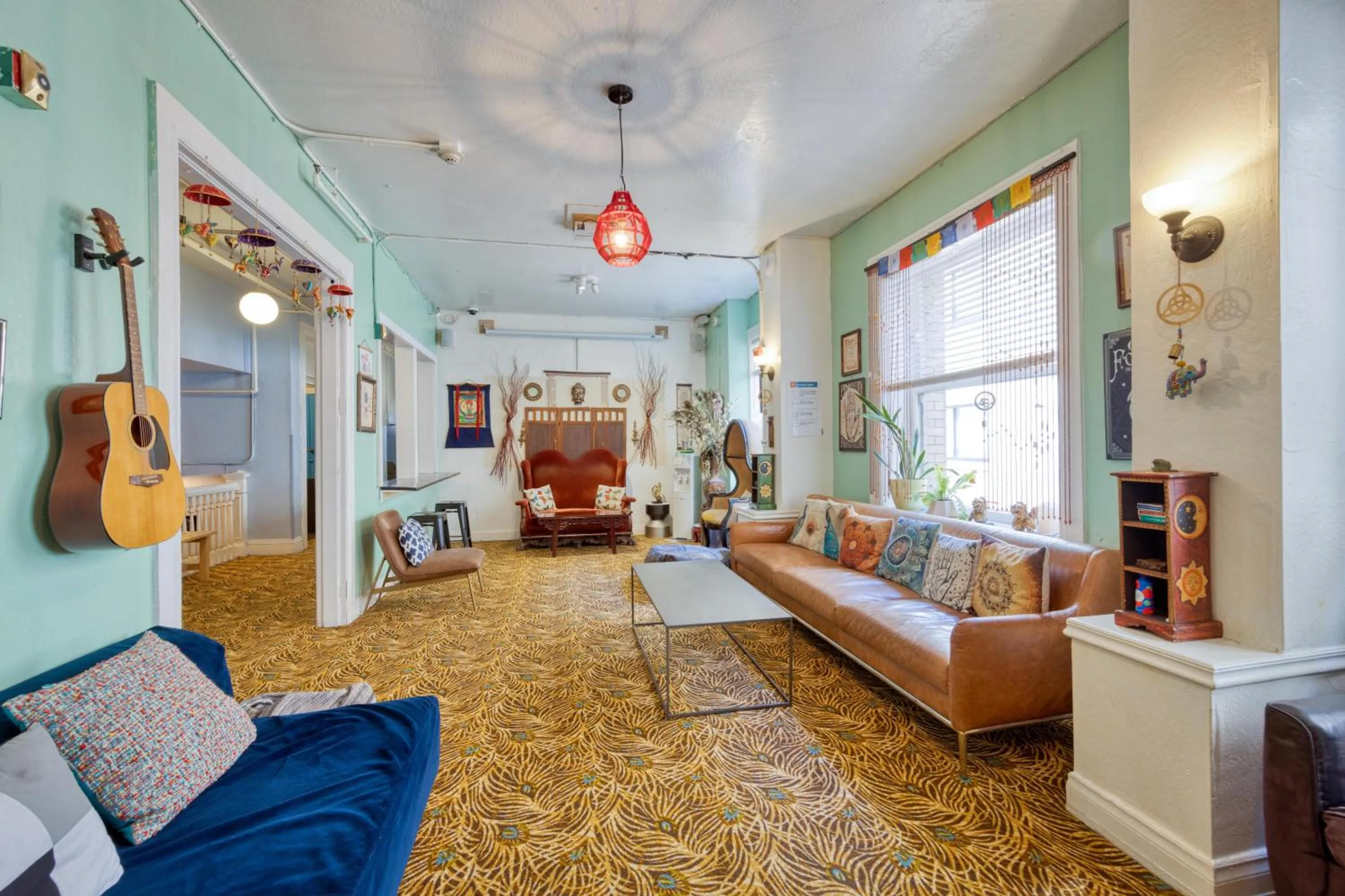 Living room in HI San Francisco Downtown Hostel