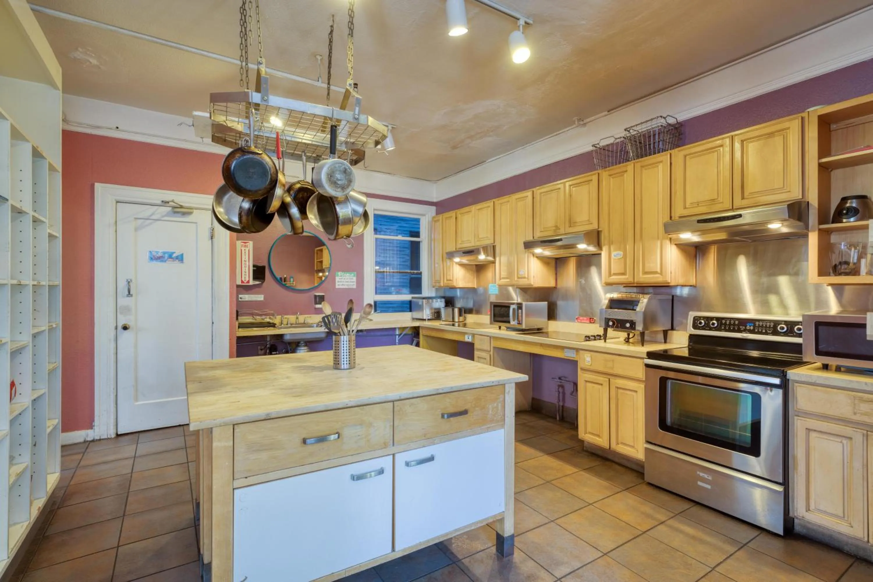 Communal kitchen in HI San Francisco Downtown Hostel