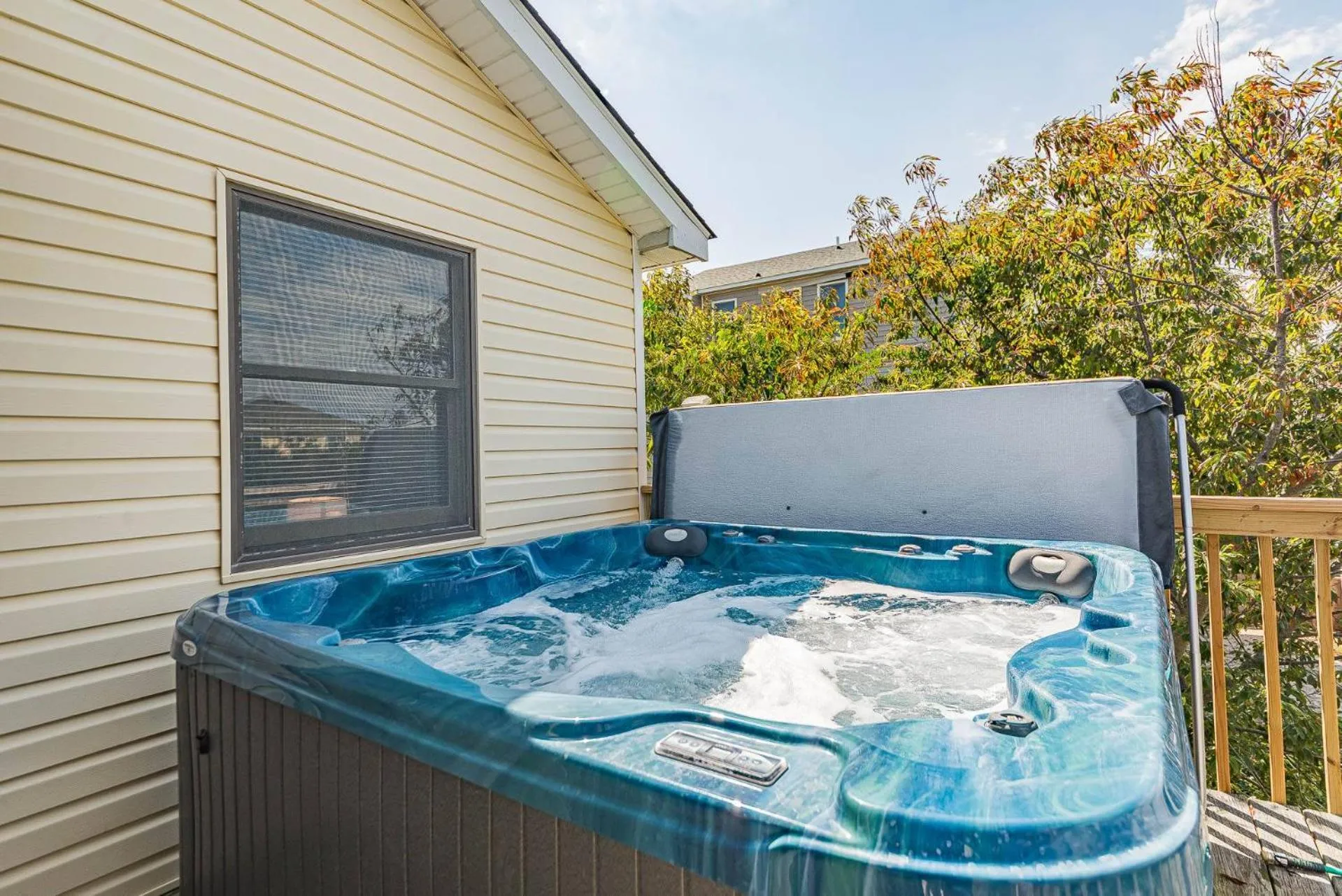 Bowen. Hot Tub, Pets OK, Well Maintained, Short Walk to Beach, WiFi