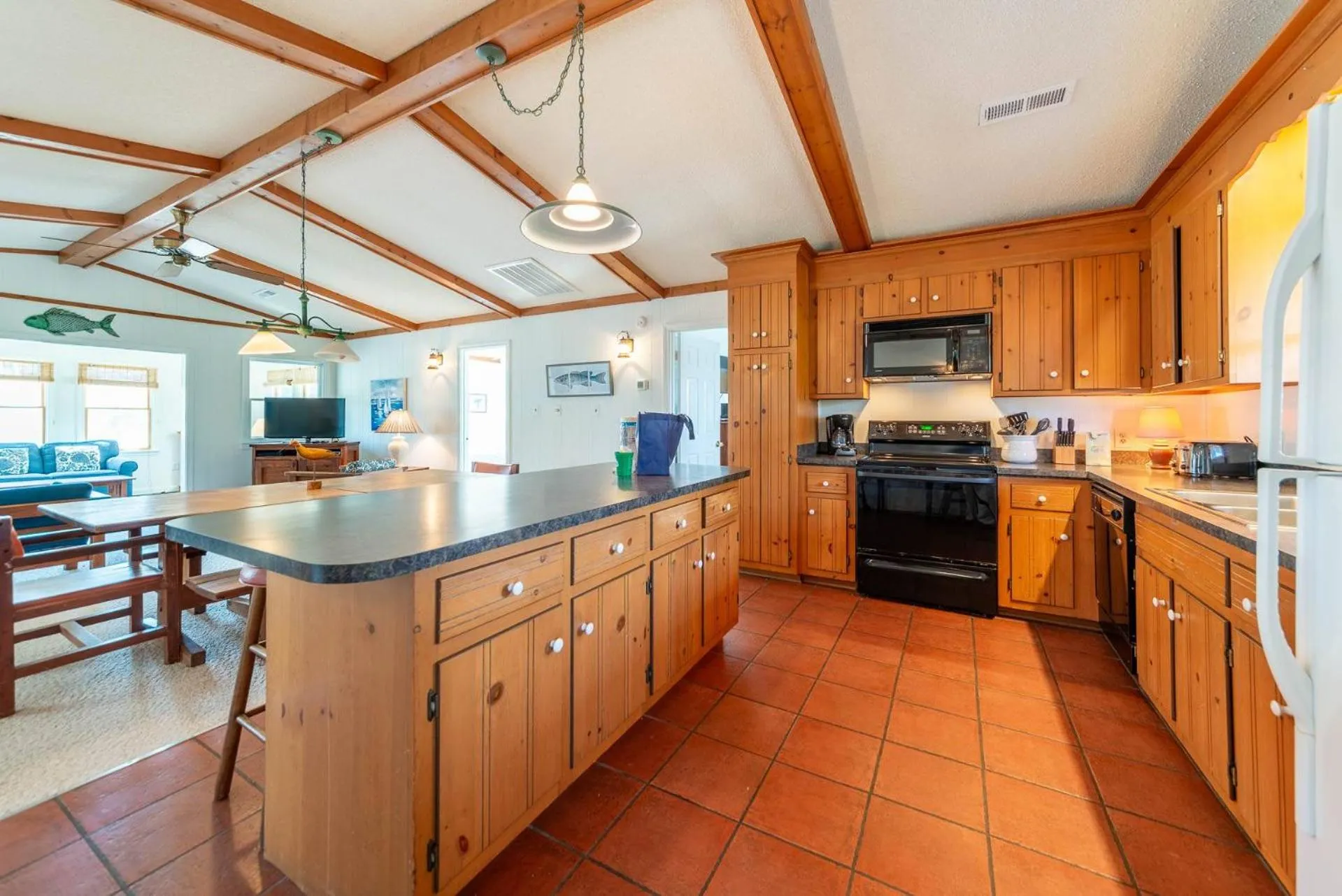 Bowen. Hot Tub, Pets OK, Well Maintained, Short Walk to Beach, WiFi