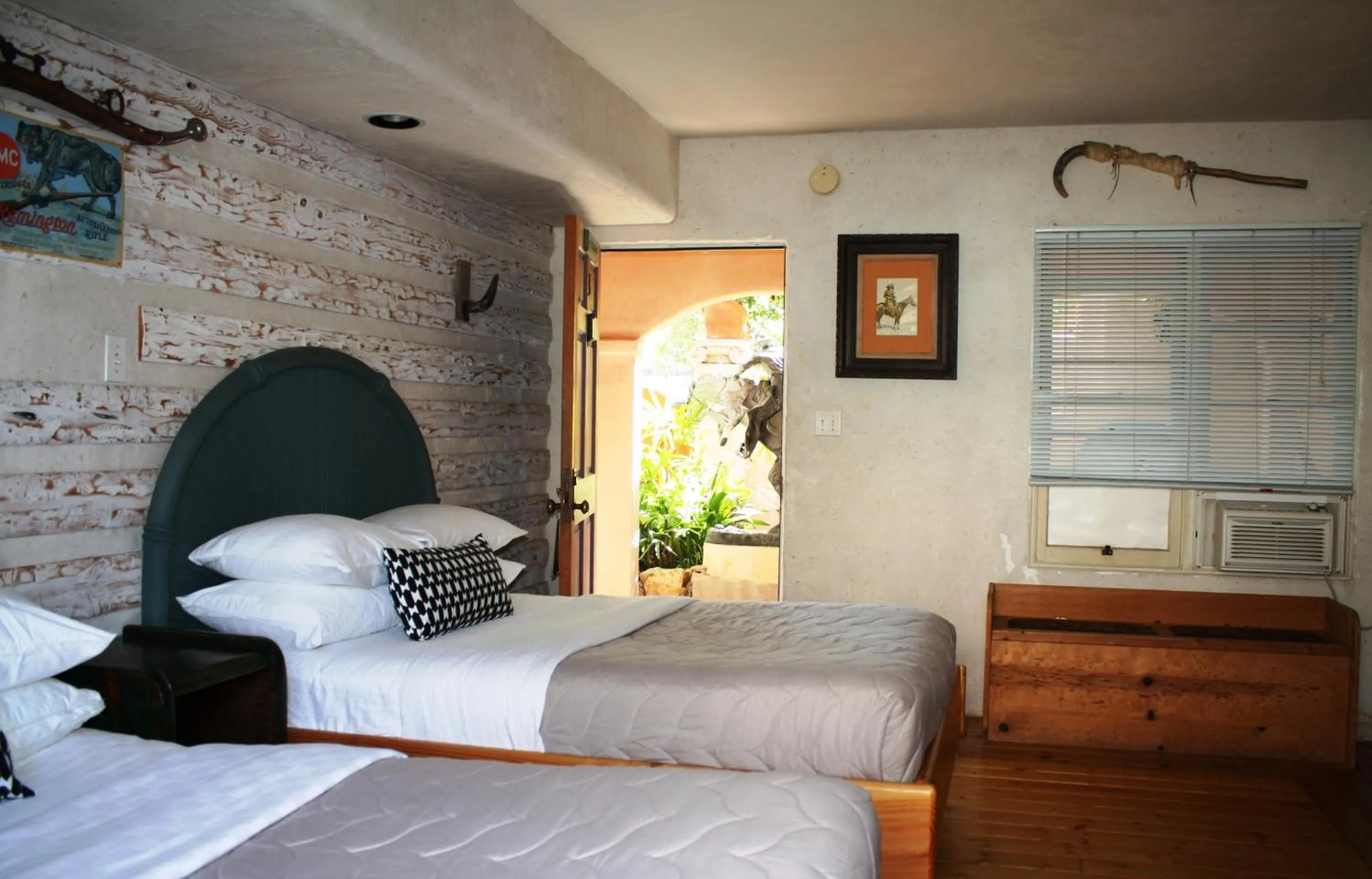 Photo of the whole room, Bed in Les Artistes Inn