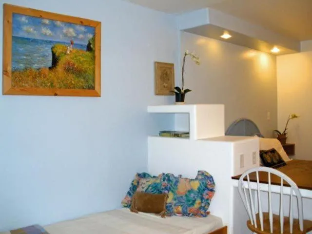 Photo of the whole room, Bed in Les Artistes Inn