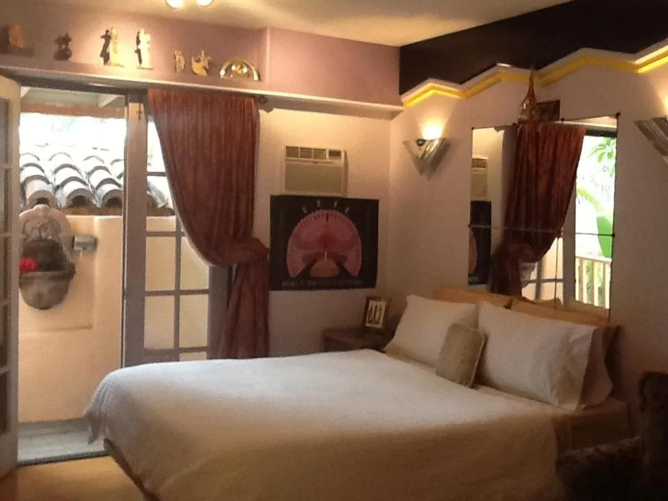 Bed in Les Artistes Inn
