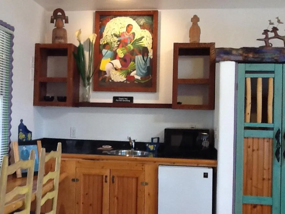Kitchen or kitchenette in Les Artistes Inn