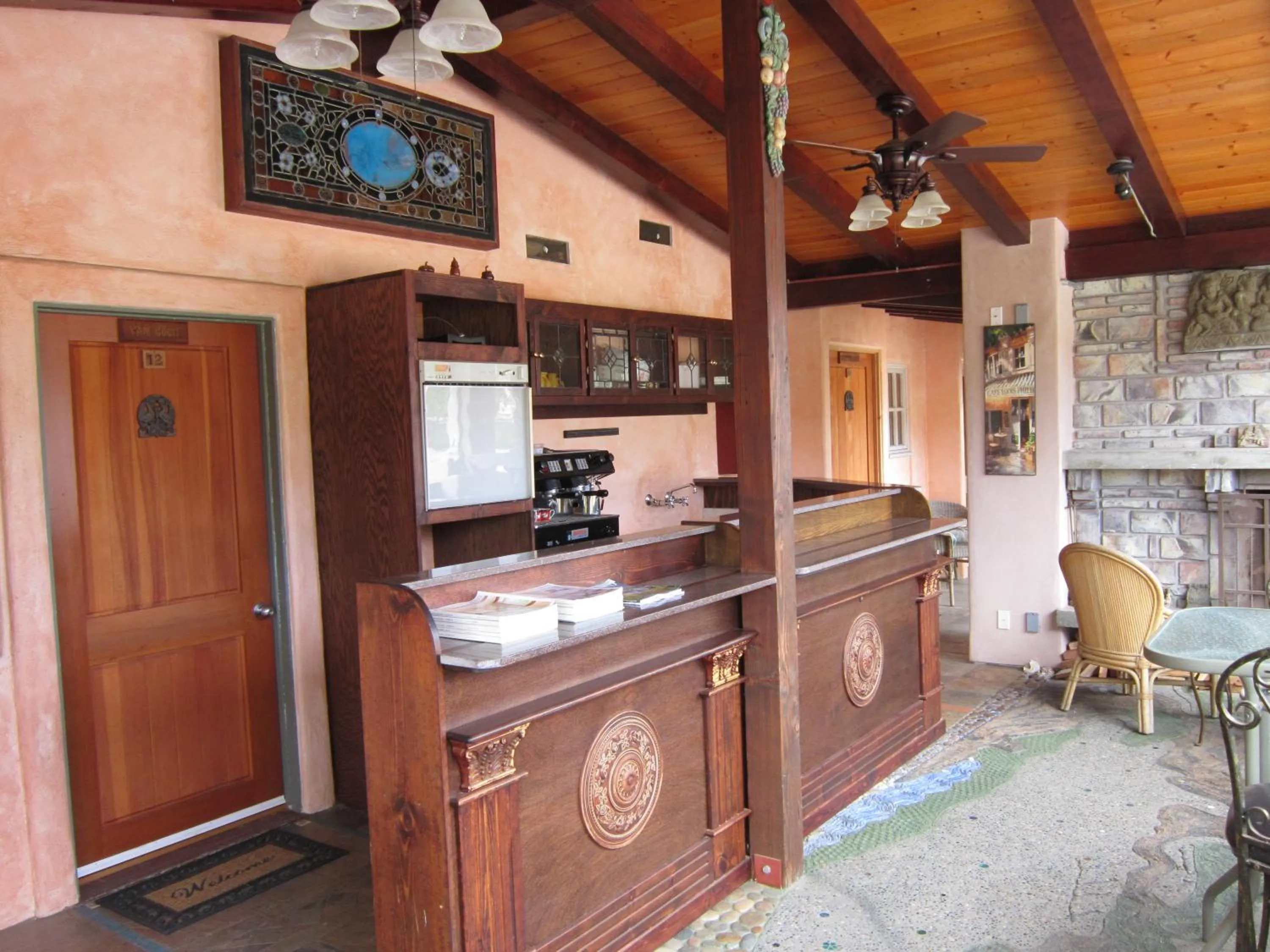 Lounge or bar in Les Artistes Inn