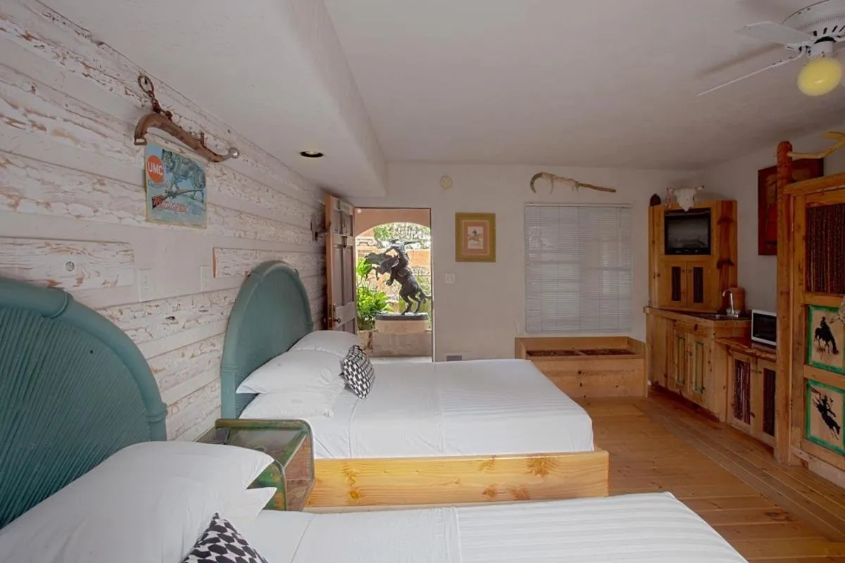 Day, Bed in Les Artistes Inn