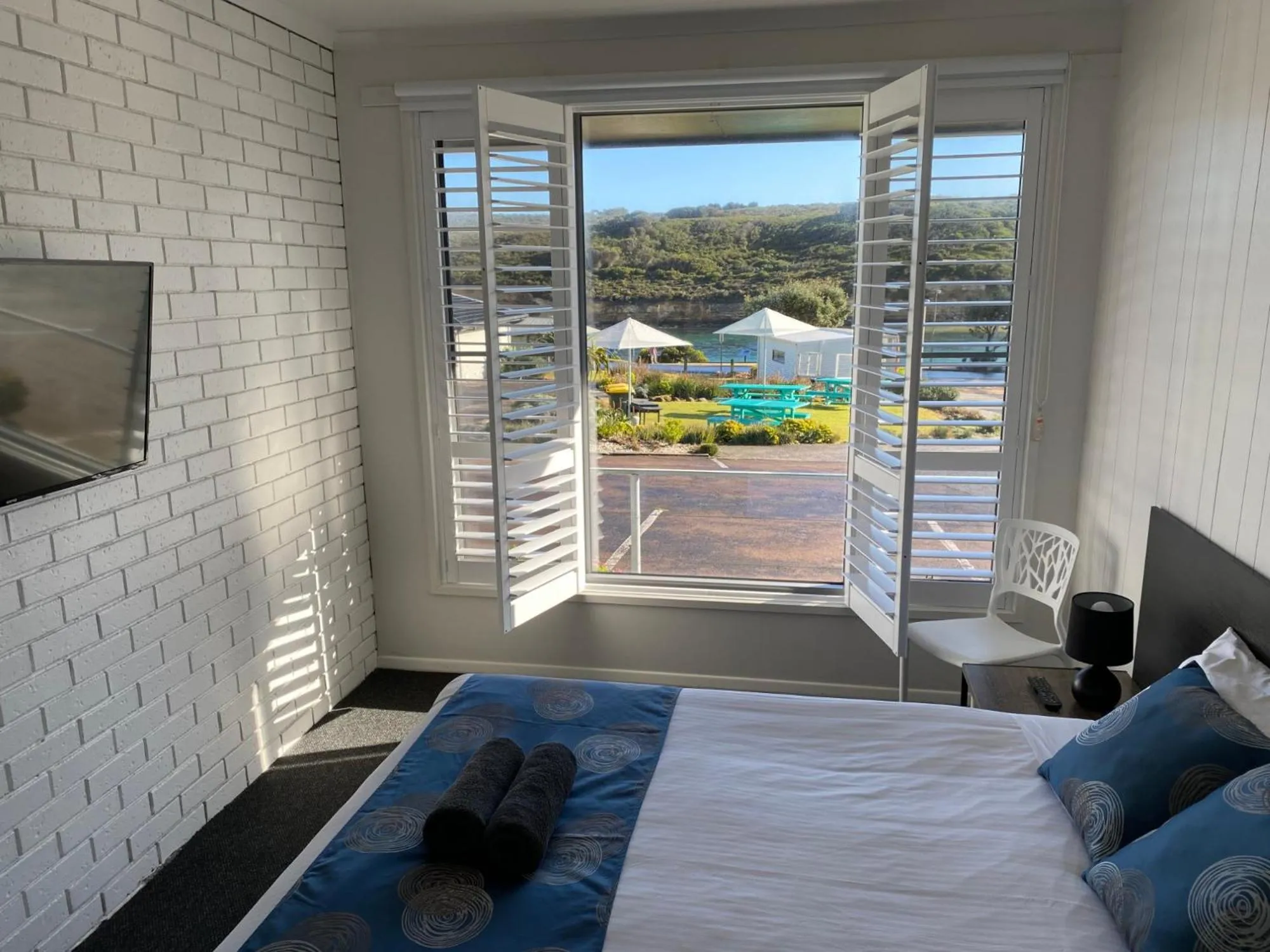 View (from property/room), Bed in Southern Ocean Motor Inn