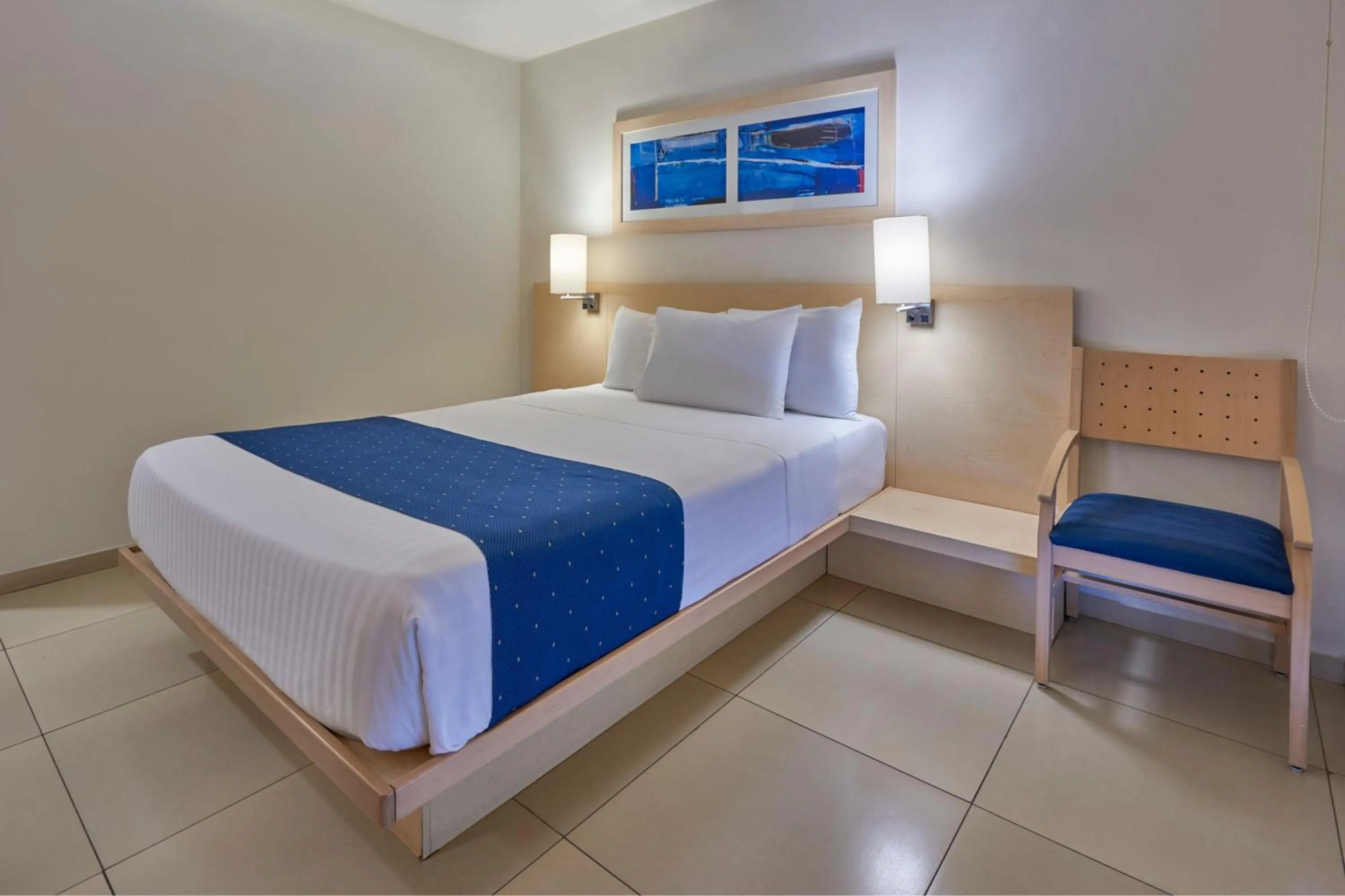 Photo of the whole room, Bed in City Express by Marriott Manzanillo