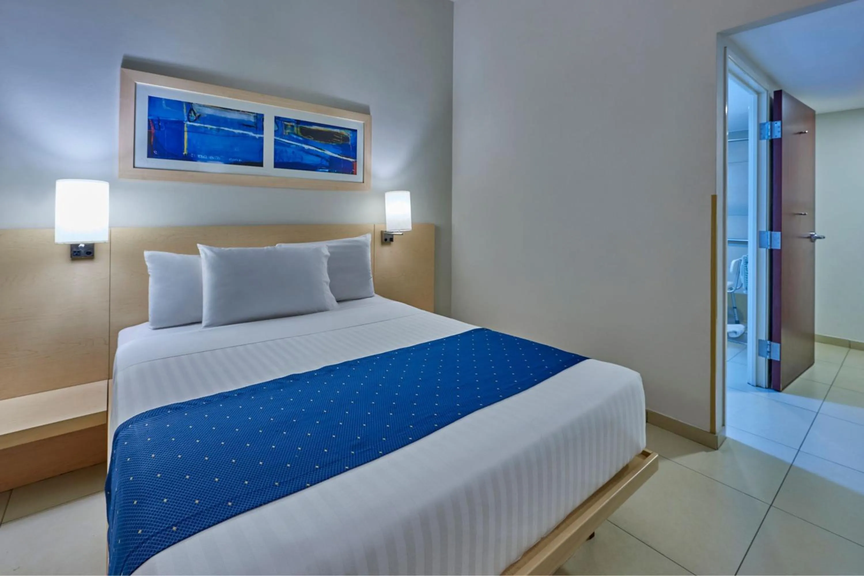 Photo of the whole room, Bed in City Express by Marriott Manzanillo