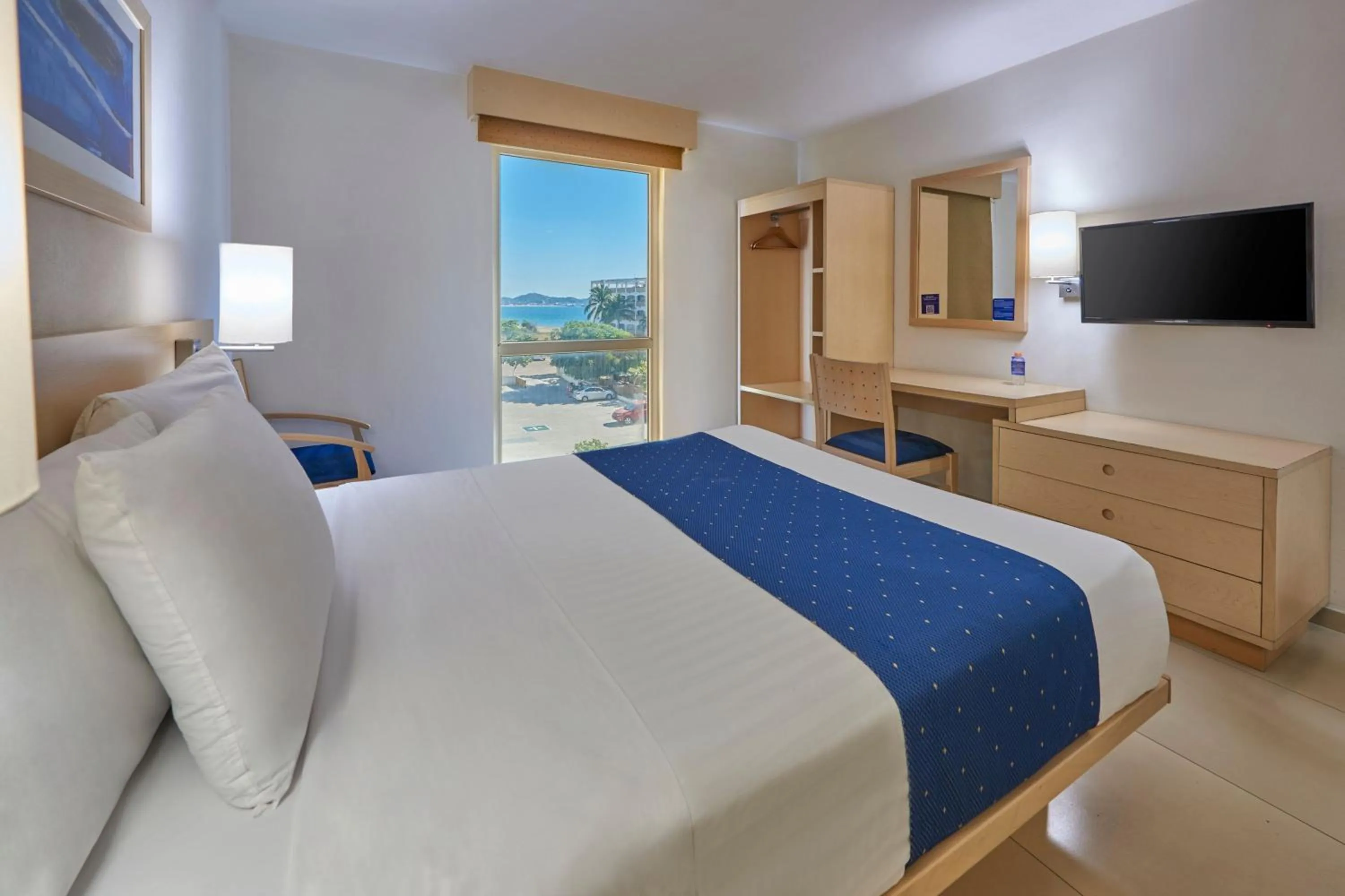 Photo of the whole room, Bed in City Express by Marriott Manzanillo