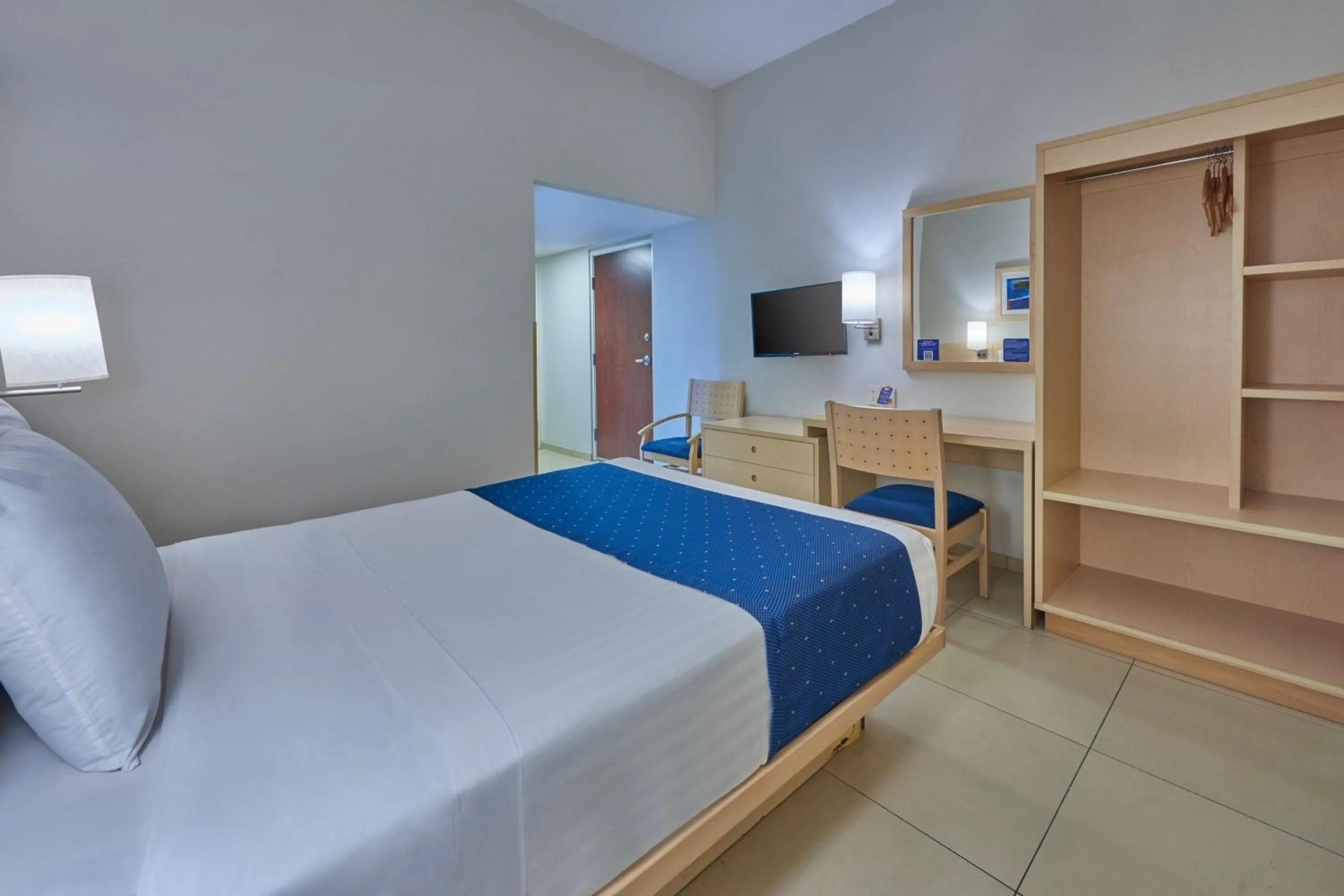 Photo of the whole room, Bed in City Express by Marriott Manzanillo