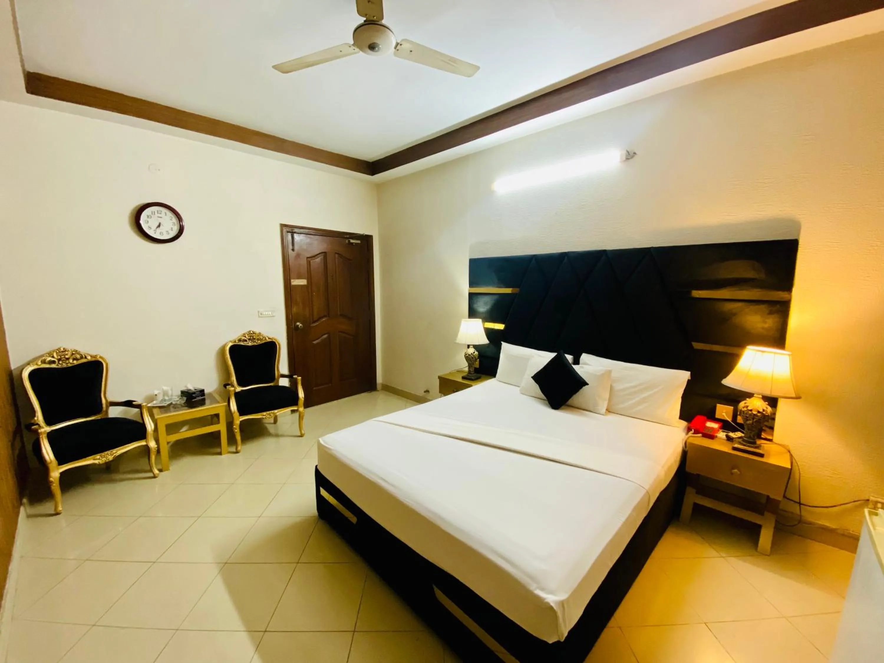 Bed in Fiesta Inn Hotel & Resorts Multan