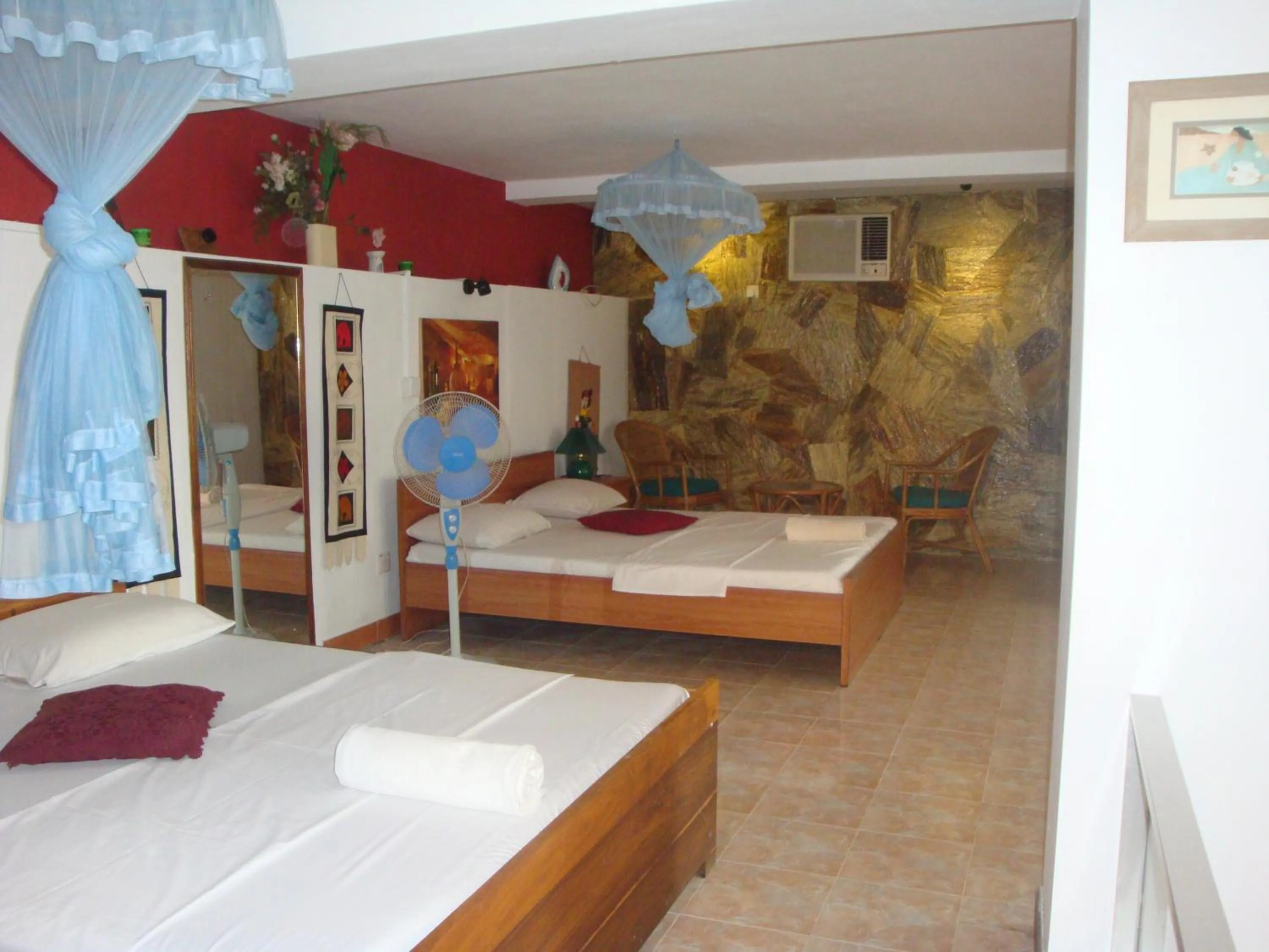 Photo of the whole room, Bed in Days Inn