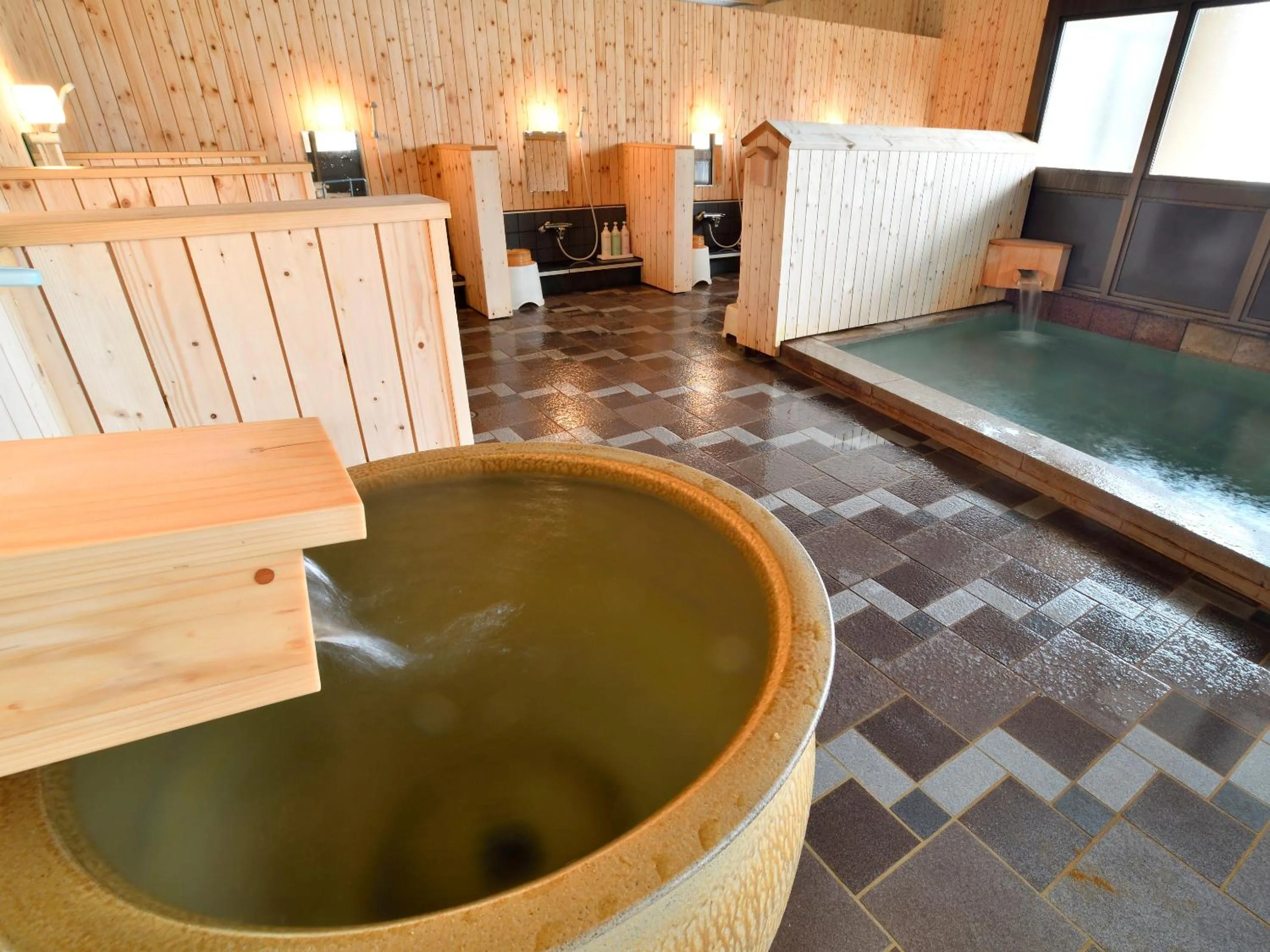 Hot Spring Bath in Oyado Kinkiyu